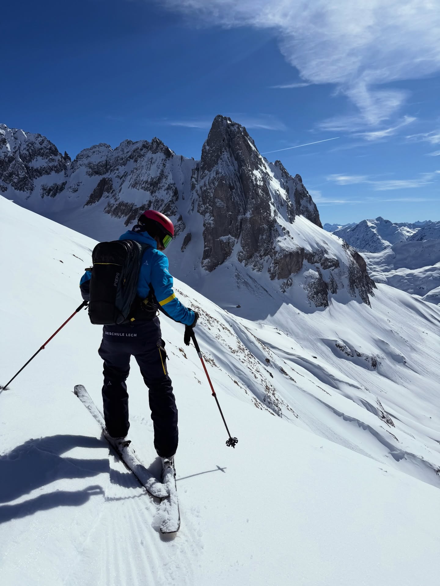 Hausherr Martin ist untertags mit Gästen im Gelände rund um Lech unterwegs, und bringt sie an die tollsten Orte des Arlbergs 🤩
@skischulelech @lechzuers #skiing #offpiste #almroesle #alpenrosig @unser_arlberg #firn