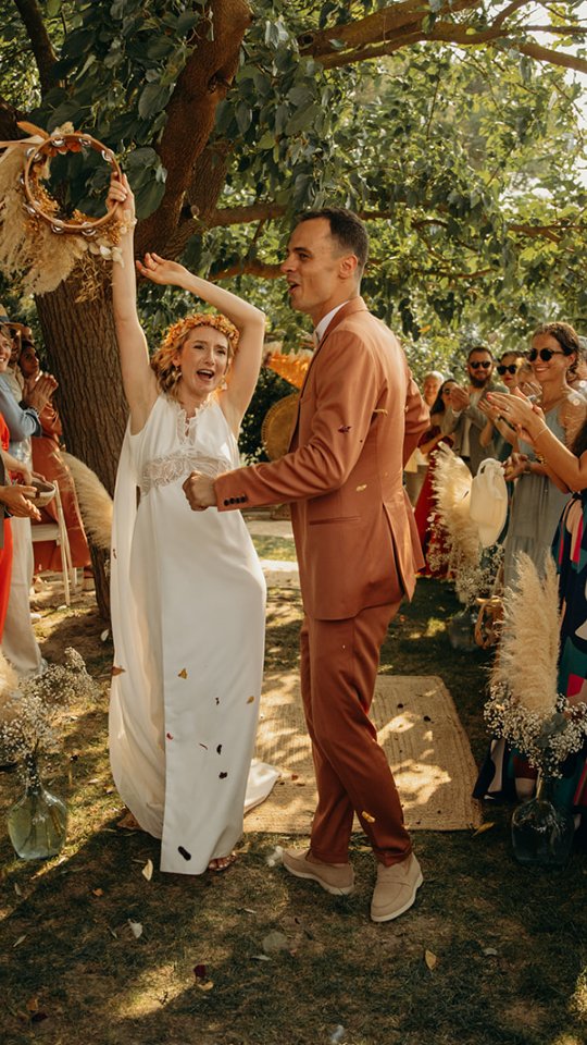 Ce que vous voyez :
une sortie de cérémonie.
Ce que je vois :
des mains qui se serrent un peu plus fort,
une maman qui pleure derrière,
des amis qui crient trop fort,
une robe qui vole,
un regard qui dit “ça y est, on l’a fait”.
Je ne photographie pas juste un moment.
Je photographie tout ce qu’il raconte 🥹
@domaine_de_l_ale
@traiteurgrand
@au_chignon_poudre
@douceurdunjourbeaute
@bladeventsdj
@odette_poesiefleurie
@studiocasinopictures
@claire.et.vous
@thamys_joaillerie
@beau.costumes
@claire.et.vous
@annaandcie_creations
@odette_poesiefleurie
#PhotographeMariage #weddingsouthfrance