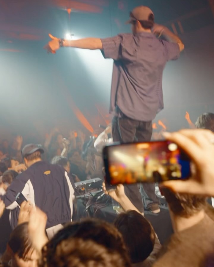 To av Norges mest energiske liveacts samles for én kveld du ikke vil gå glipp av.
Når Hjorterud Allé og Sleiken går sammen på scenen på KICK KULTURHUS 24. April, er det duket for en kveld med høy energi, moshpits og ekte feststemning.
Hjorterud Allé er rapduoen fra Oslo som siden 2023 har gjort seg bemerket med fengende produksjoner, humor og en live-energi som alltid får publikum med.
Sleiken består av fire målrettede musikere fra Bærum, kjent for sitt karakteristiske sound, sterke visuelle uttrykk og rå opptredener som har tatt dem til scener i både Norge, Sverige, Finland og Spania.
Sammen byr de på en eksplosiv kveld der alt handler om energi, rytme og god stemning.
🎫Earlybird i salg til fredag 12:00!!