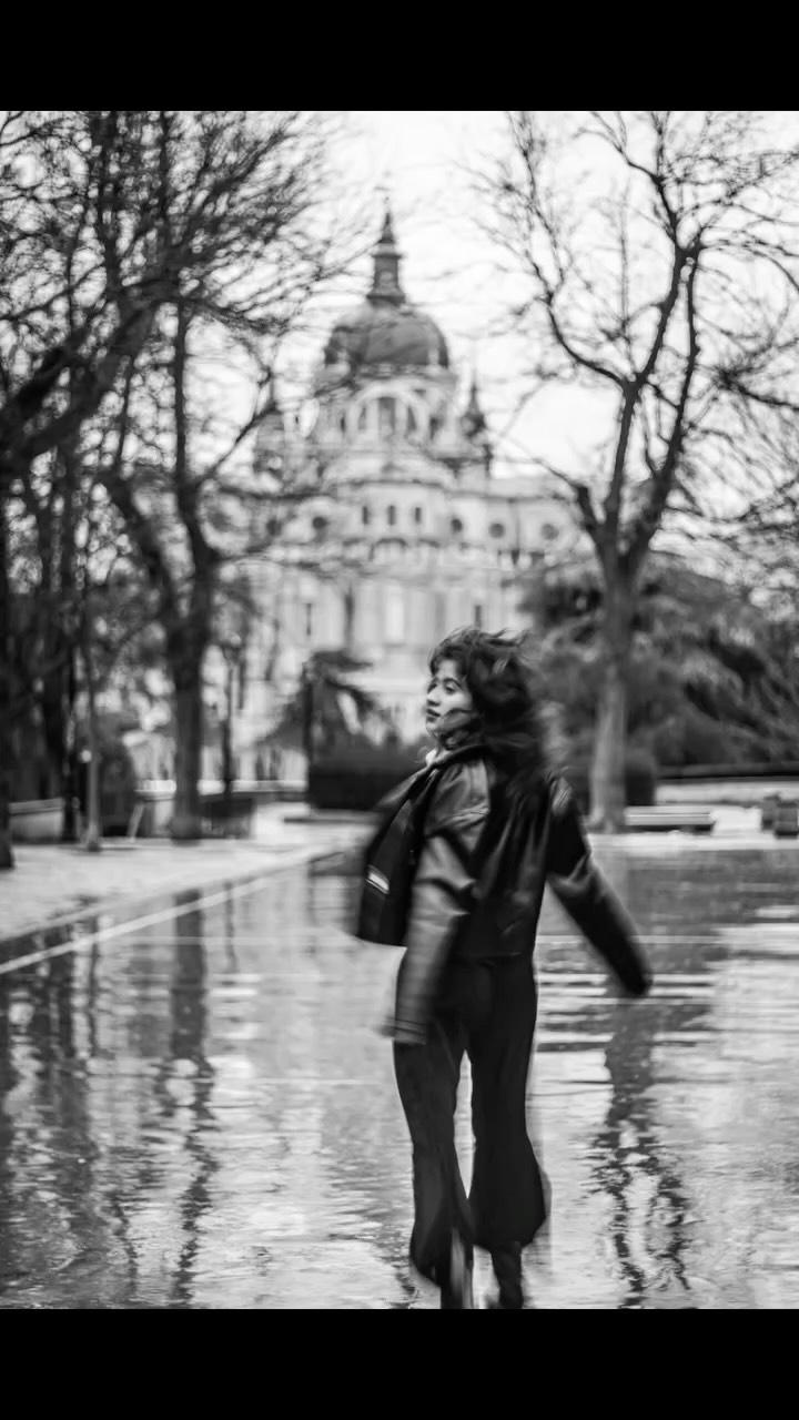 Hay días en los que la fotografía no se piensa, se vive.
Este fue uno de ellos.
Salimos a fotografiar bajo la lluvia, por la zona del Palacio Real de Madrid, con una idea muy clara: dejar que el cuerpo hablara antes que la cámara. Le pedí a la modelo que corriera, que se moviera sin miedo, que atravesara el espacio. Y nosotros, como fotógrafos, teníamos que estar ahí, atentos, sensibles, abiertos a lo que estaba ocurriendo.
La clave técnica fue sencilla, pero decisiva: una velocidad intermedia, 1/15. Ni congelar del todo ni dejarlo ir completamente. Ese punto exacto donde el movimiento se sugiere, donde la imagen vibra, donde la fotografía respira.
Aquí el desenfoque no es un error:
es energía,
es ritmo,
es presencia.
Estas imágenes hablan de caminar (o correr) bajo la lluvia, pero también de algo más profundo: de confiar, de soltar el control, de entender que a veces la fotografía no consiste en capturar lo que ves, sino en acompañar lo que sucede.
Gracias a mis alumnos por estar ahí, mojándose, mirando, aprendiendo desde la experiencia.
Porque la fotografía, cuando es de verdad, siempre pasa fuera de la zona de confort.
Y gracias a la tremenda @nicolechica_ por dejarte liar en todas estas locuras.
#tipsdefotografia #clasesdefotografia #fotoscreativas #tutorialfotografia #blancoynegro