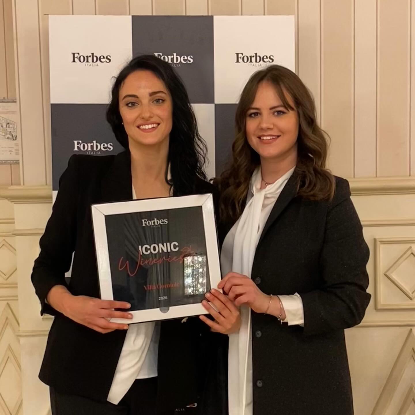 “Un riconoscimento che ci onora profondamente e che desideriamo condividere con tutti coloro che ogni giorno scelgono di credere nella nostra filosofia, nel nostro lavoro e nei nostri vini di montagna.
Essere stati premiati per due anni consecutivi in rappresentanza del territorio e questa volta anche per esserci distinti nella produzione di Metodo Classico @trentodoc, al fianco delle migliori cantine d’Italia, è per noi motivo di grande orgoglio.
Un risultato che nasce in Valle di Cembra, dal quotidiano lavoro di squadra e di famiglia, dal costante impegno e dai sacrifici necessari per valorizzare una terra complessa e straordinaria.
Ed è proprio questa sfida, vissuta ogni giorno, a rendere ogni traguardo ancora più significativo.
Grazie a chi cammina con noi e continua a sostenere questo percorso.”
Famiglia Pellegrini
@forbes
@forbesitalia
@cristinamercuri_wine
@mercuriwineclub
@visitvaldicembra
@visittrentino
@lindaapellegrinii
@sabinapellegrini