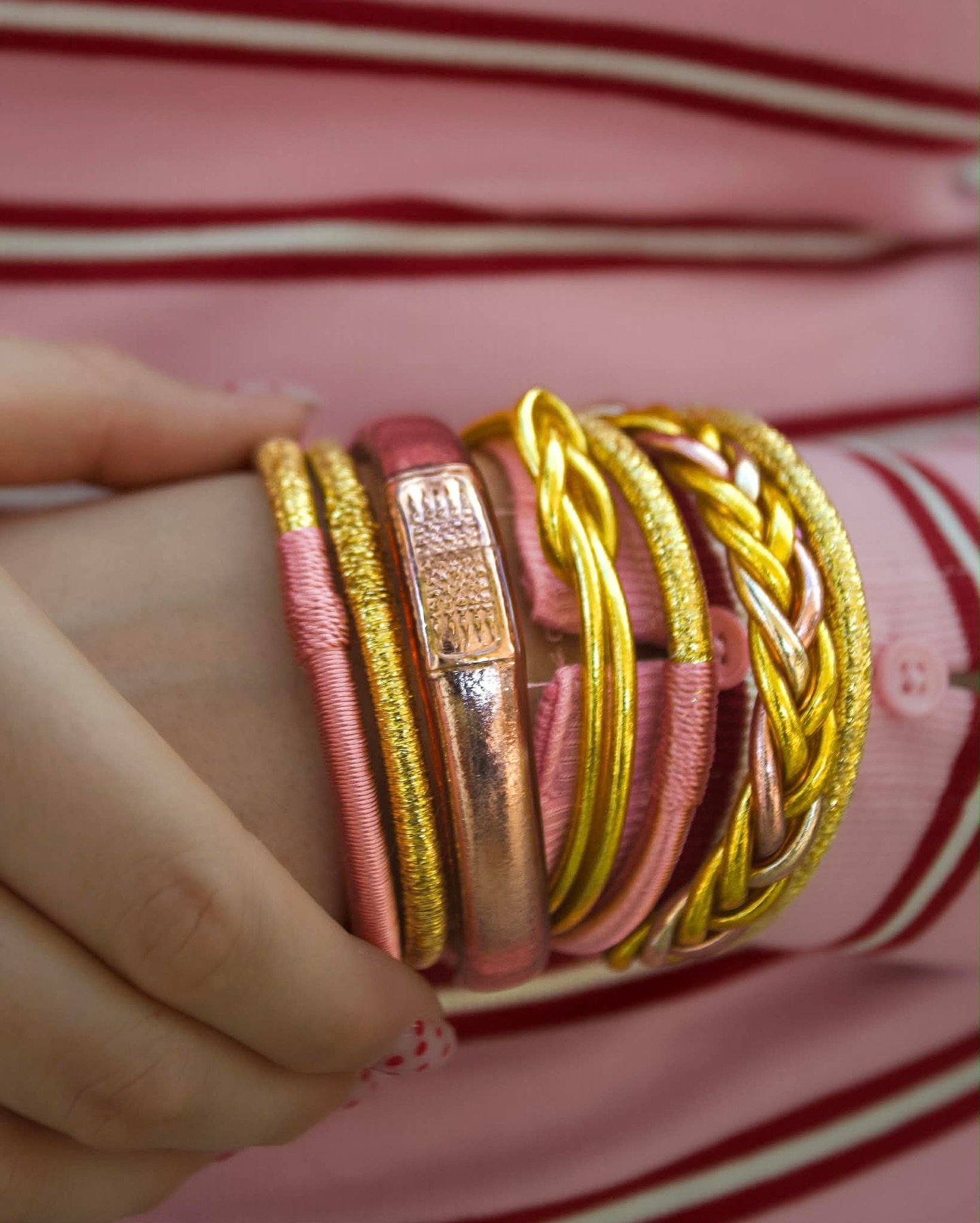 Combinaison du jour ✨🌸
Bijoux bouddhistes & marocains 🤍
• Jonc Dahabi rose
• Jonc Sabra light gold lurex
• Jonc Yantra Pink Gold
• Jonc Infinity Gold
• Tresse Multi Gold
#joncbouddhiste #kumlai #maisonizel