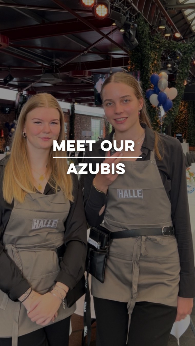 MEET OUR AZUBIS 🪄✨
Auch wenn das Video nur kleine Einblicke zeigt – wir haben mittlerweile drei Power-Azubinnen, die uns jeden Tag supporten.💪
Sie machen bei uns ihre Ausbildung zur Veranstaltungskauffrau –
📍 3 Tage Action bei uns
📚 2 Tage Berufsschule
Sie übernehmen immer mehr Verantwortung, bringen frische Ideen rein und erleichtern uns den Event Alltag.🥹
Jette, Nathalie, Melina - DANKE❤️
Wir sind dankbar, euch im Team zu haben.