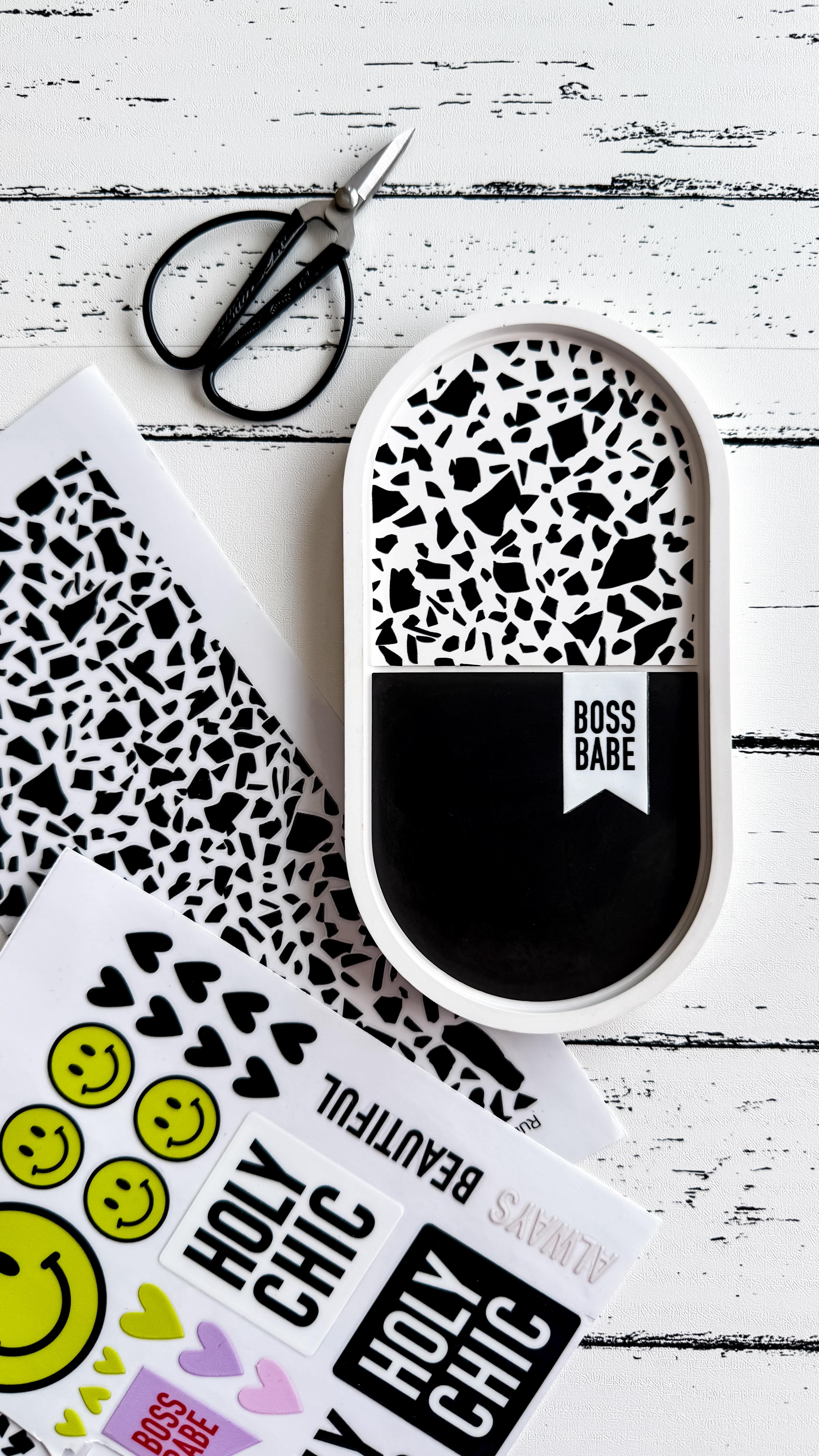 Terrazzo Rub Ons! 🎉
Werbung | Endlich kann ich euch meine Terrazzo RubOns zeigen! Und das Beste ist, dass dieses Terrazzomuster einem echten Terrazzoprojekt von mir entspricht!
Ich hab die einzelnen Elemente vektorisiert etwas enger positioniert und in der Größe angepasst. Ich habe wirklich jedes noch so kleine Teilchen händisch bearbeitet 🫠😅
Die RubOns gibt es in 8 coolen Farben. Von Neon, über Pastell hin zu schwarz - hier ist für jeden was dabei 🩷💚🧡🩵💜💛🩷🖤
Welche Farben gefallen euch am Besten?
Ab heute erhältlich bei @allesfuerselbermacher ❤️
Infos zum Projekt: Den schwarzen Teil habe ich mit Jesin gegossen, den Rest (weiß) mit Keraflott.
Wichtig: Bevor ihr eure Gießlinge mit RubOns verschönert, sollten sie unbedingt vollständig durchgetrocknet sein.
💌 Kommentiert mit „Terrazzo“ und die Materialliste für dieses Projekt landet direkt in euerem Postfach.
.
#diy #terrazzo #handmade #rubons silikonfor