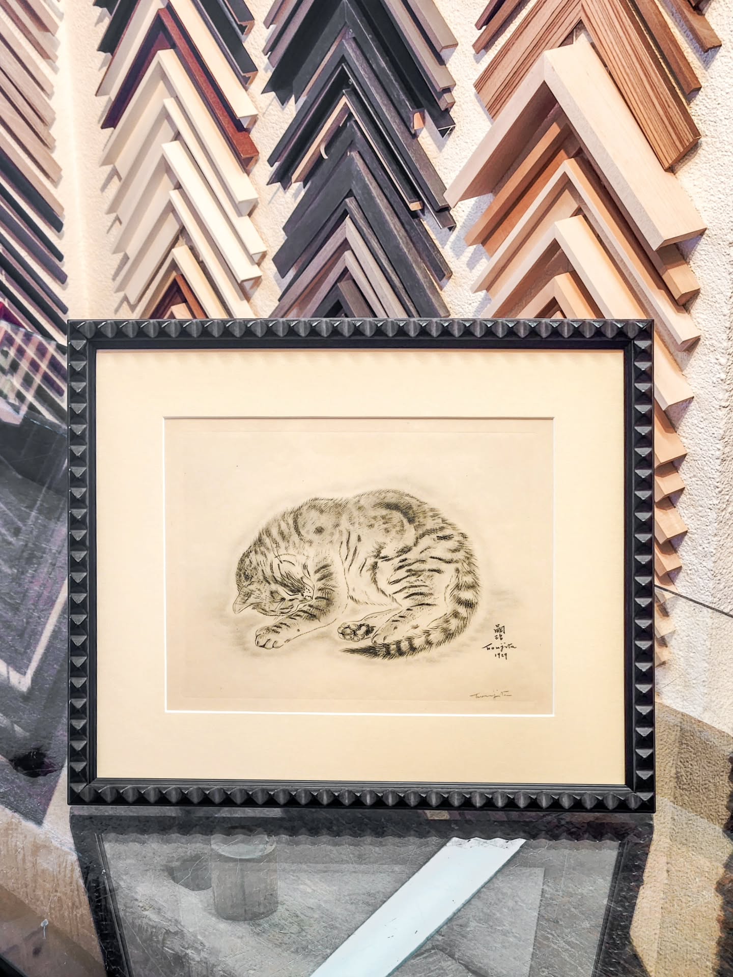 Un cadre atypique pour une litographie du peintre Tsugourahu Foujita, représentant une étude delicate d'un chat endormi et reflétant la passion de l'artiste pour ces animaux.
🇬🇧 An unusual frame for a lithograph by the painter Tsugurahu Foujita, depicting a delicate study of a sleeping cat and reflecting the artist's passion for these animals.
#foujita #lithography #framing #artframing #encadrement