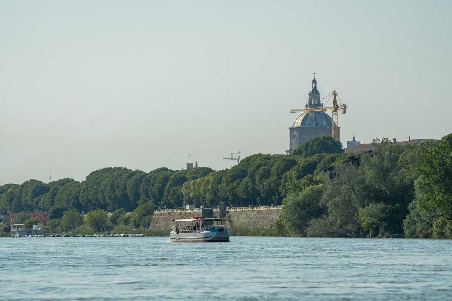 Le Due Rive, il Ticino e il cielo di Pavia: a volte la felicità è sorprendentemente semplice. ⛴️💦🌿
Buon fine settimana! #Navigarefiumepo
#Pavia #Visitpavia #visitoltrepopavese #gitainbarcasulticino