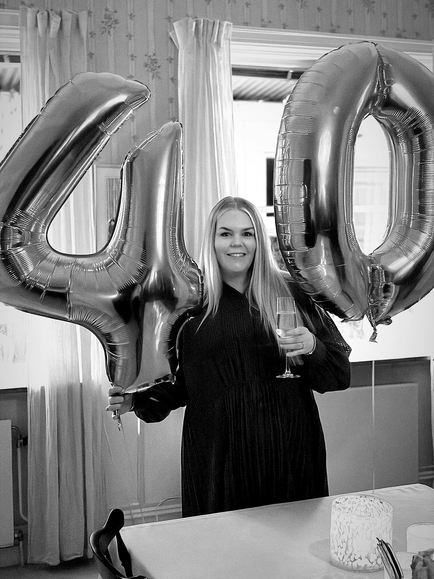 Grattis till vår fantastiska Frida som fyller 40 idag! Vi är så glada att ha dig i vårt team! ❤️ Skicka henne lite kärlek och grattishälsningar nu 🥂