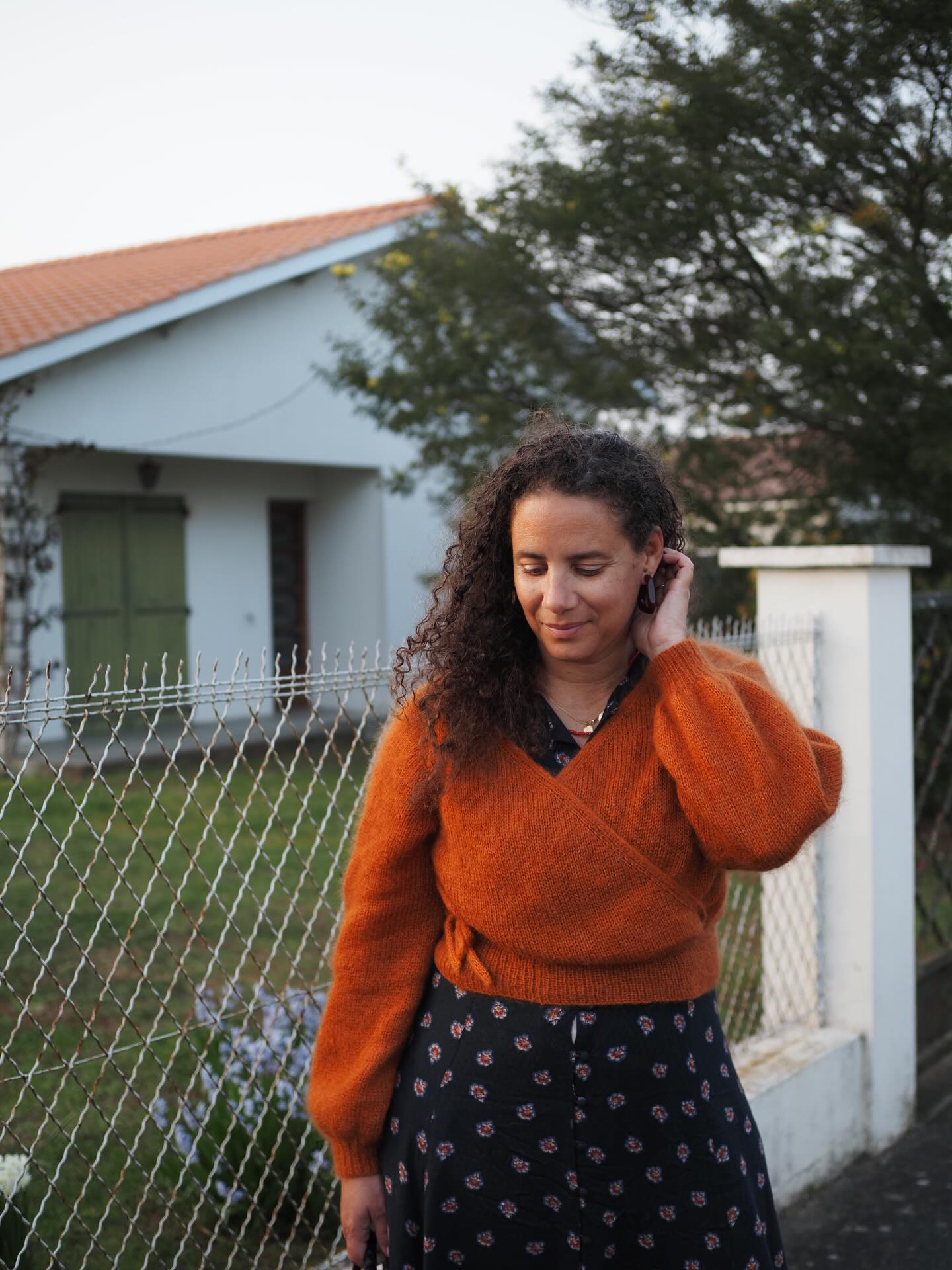 J’ai ressorti les robes légères à fleurs mais je garde tout de même un pull.
PIROUETTE est un cache-cœur à construction raglan et fermé pour se porter vraiment comme un pull.
Le mien est tricoté avec deux fils de mohair de @knittingforolive
🥜 Retrouvez La Fiche tricot en 9 tailles en français et en anglais sur Ravelry et www.AtelierEmilie.com
___________________________________
#atelieremiliedesigns #pirouettebyae
Tricot Knit knitting tricot