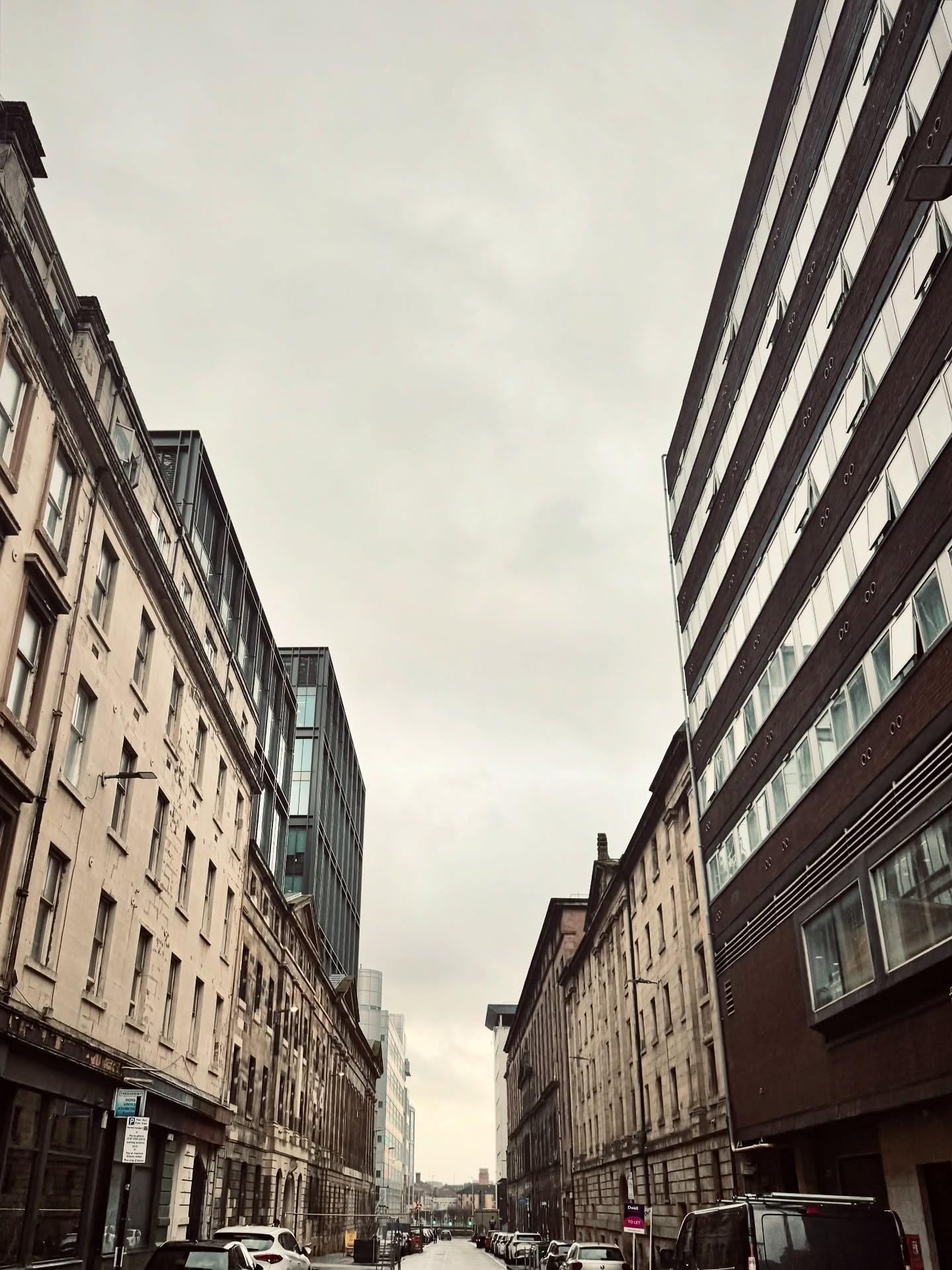 Expired passport and flights booked for the wrong month… 👀
Nothing stopped us on this wee trip to Scotland, starting in Glasgow. 🏴