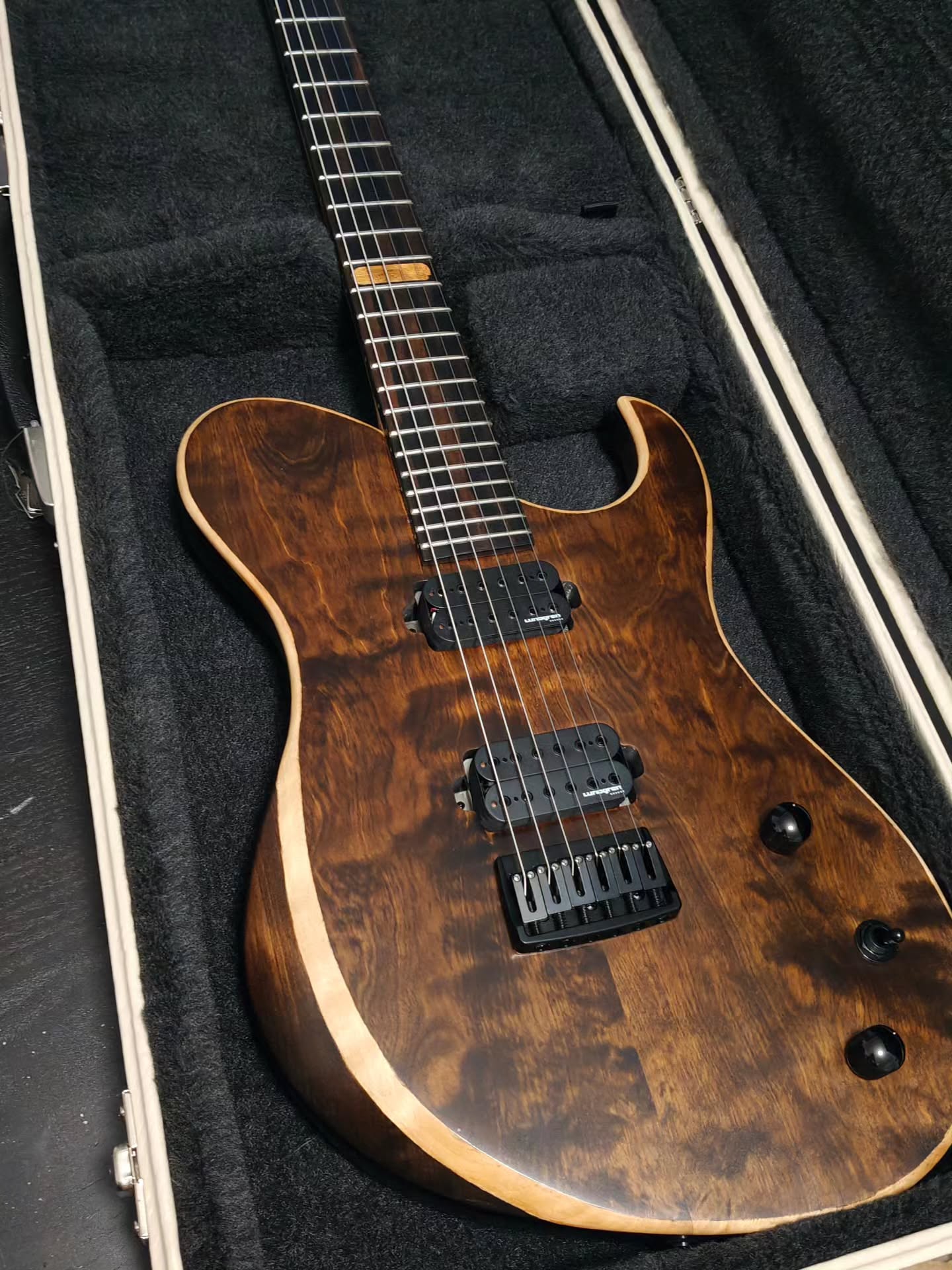 Daedalus 0042 in Vintage Amber for 2150€.
The second of four Daedalus guitars made to the same spec to showcase the "core spec" of these instruments. This represents what a starting price guitar from me is.
• Linden body, Flamed Birch top
• Maple/Walnut 3-piece neck
• Ebony fretboard with 24 frets
• 25,5" scale length
• @g_gotoh510 hardware
• @lundgrenguitarpickups Black Heaven pickups
• Volume, 3-Way Toggle, Push-pull Tone (Coil Split)
• Puretone jack
• Brass nut
• Oil finish
This will be added to the site soon, but until then send me a DM or email me at info@ipguitars.com
#ipguitars #handmadeguitar #Daedalus #customguitar