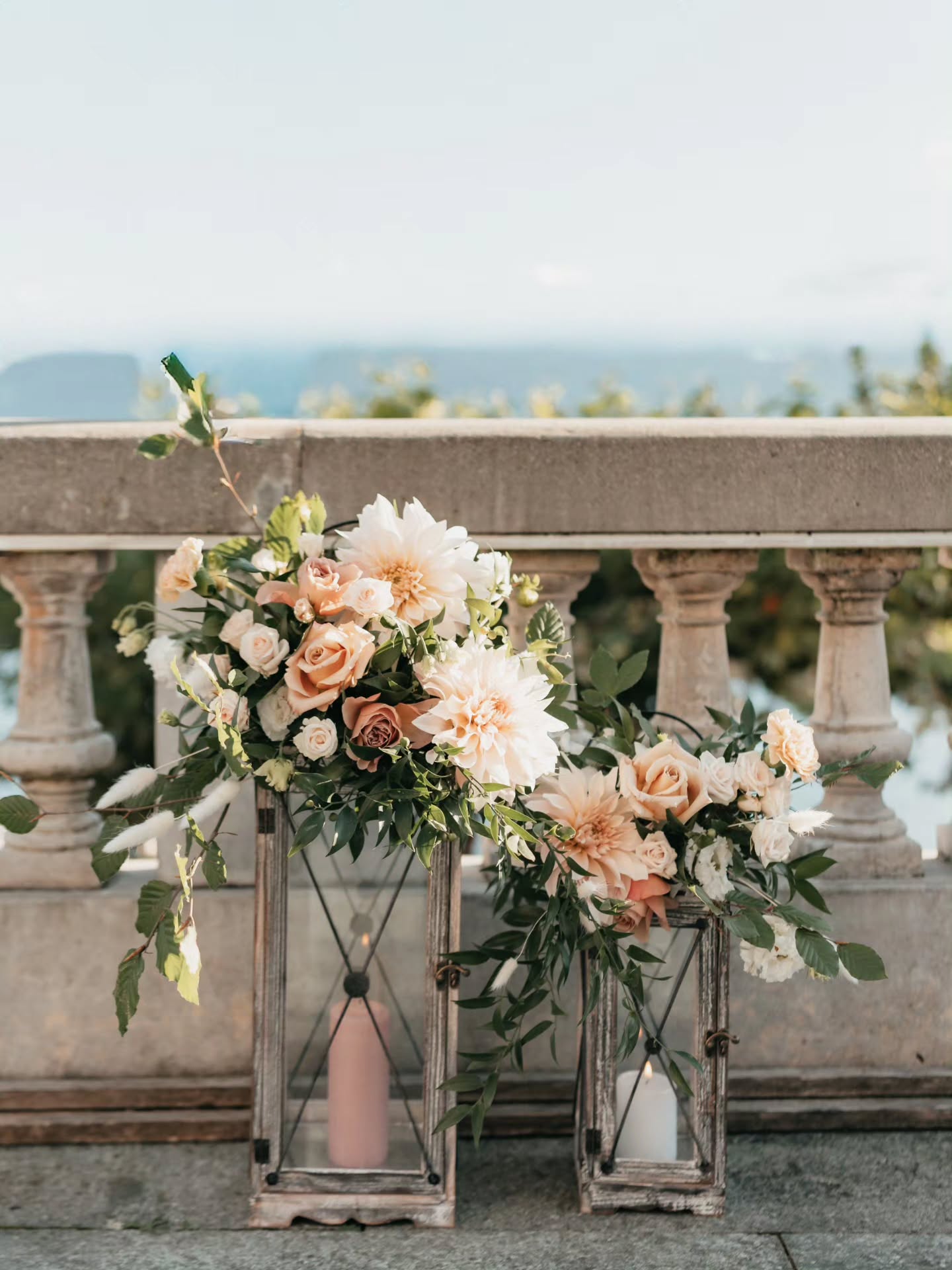 | M A R I A G E • C & H |
Une décoration soigneusement choisie pour sublimer chaque moment de votre journée : des lanternes fleuries pour la cérémonie qui s'illuminent à la tombée du jour 🕯⚘️ un miroir en guise de panneau de bienvenue qui se transforme en selfie mirror pour immortaliser les souvenirs avec vos invités ✨️
Vevey • 30.08.2025
#mariagesuisse #weddingdesigner #weddingflower #decorationdemariage #weddingsign
📸 @goldhibiscus_photography
🌷 @flore.et.sens.1870
🕯💌 @odealamour.by.annelaure