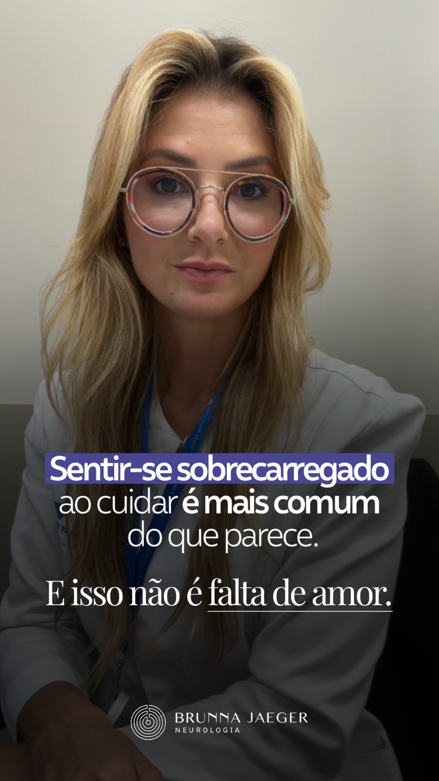 Cuidar de alguém que amamos pode ser uma das experiências mais bonitas…
mas também uma das mais difíceis.
Em muitos momentos, quem cuida se vê tomado por sentimentos que quase nunca são falados em voz alta:
cansaço, frustração, culpa, sensação de incapacidade, solidão.
Algumas pessoas chegam ao consultório com vergonha de admitir que, em certos dias, sentem vontade de fugir de tudo aquilo.
Mas existe algo importante que precisa ser dito com mais clareza:
Esses sentimentos não significam falta de amor.
Eles muitas vezes refletem apenas o peso de uma responsabilidade contínua, emocionalmente exigente, que muda completamente a rotina e a vida de quem cuida.
Por trás de muitas pessoas que vivem com doenças neurológicas existe alguém tentando dar conta de tudo — muitas vezes silenciosamente.
E quem cuida também precisa de acolhimento, orientação e suporte.
Se você se identifica com esse sentimento, saiba que ele é mais comum do que parece.
Você não está sozinho.
Se esse conteúdo fez sentido para você, compartilhe com alguém que também vive a experiência do cuidado.