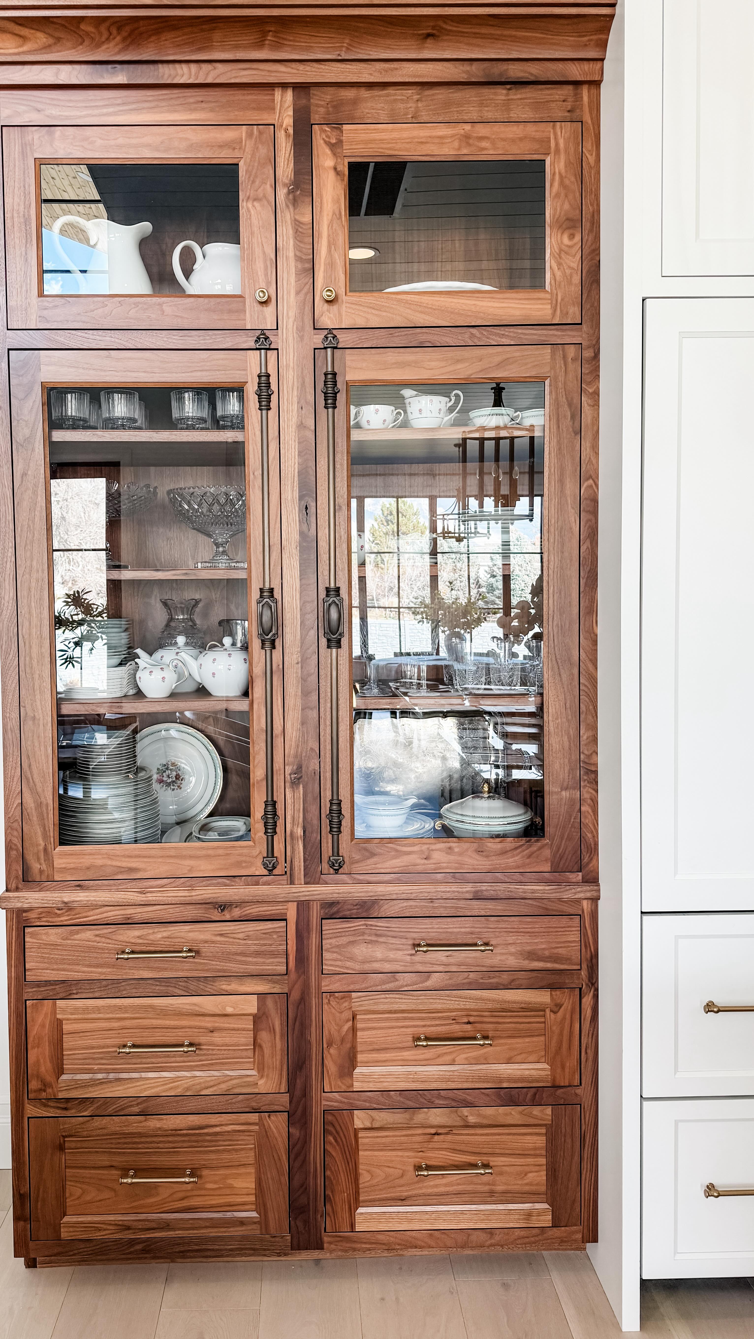 It’s the custom moments that make a kitchen unforgettable.
This walnut china cabinet adds warmth, contrast, and a little drama to the white cabinetry—finished with the most beautiful cremone hardware.
#hardware #china #chinacabinet #kitchen #kitcheninspiration