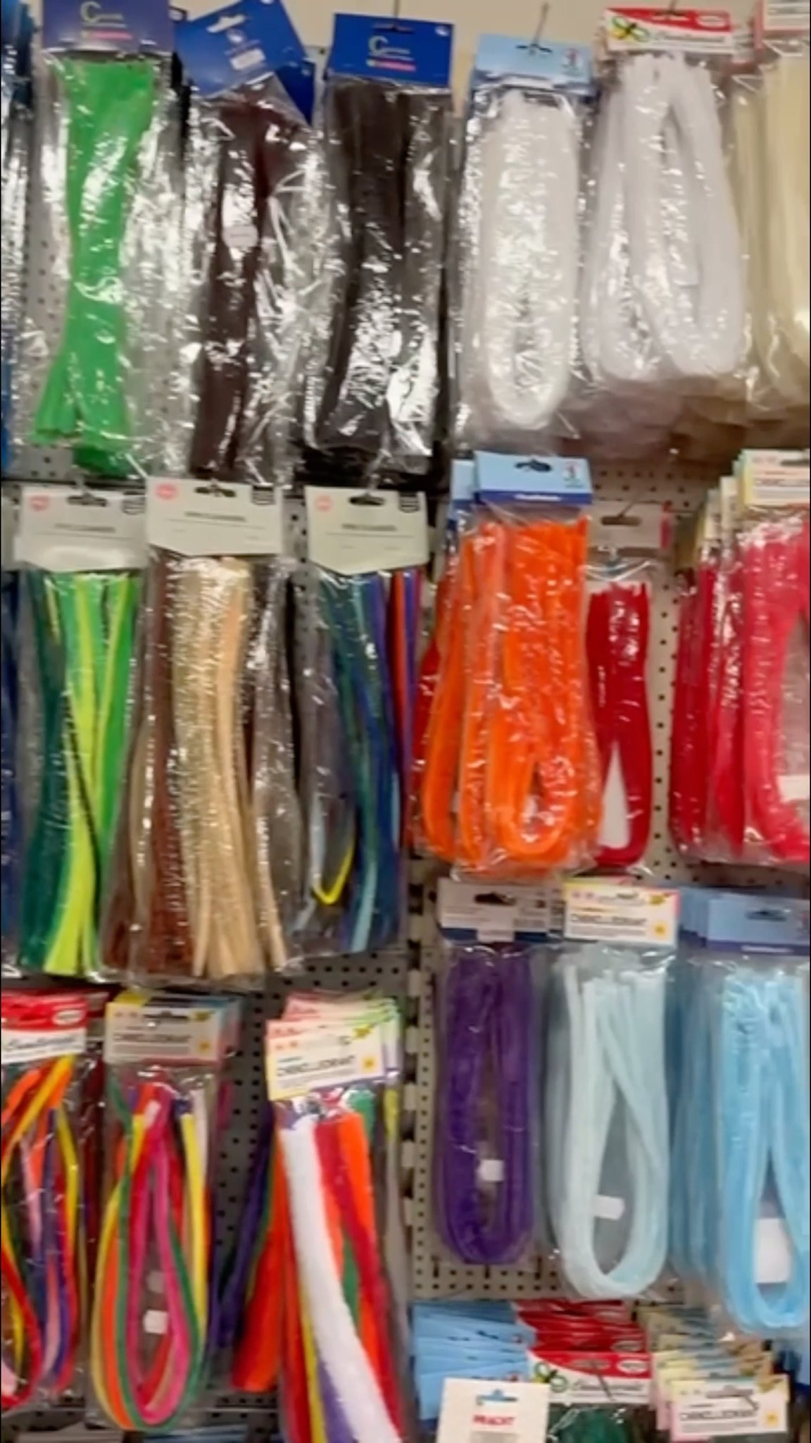 Biegen, drehen, formen. 🌀 Mit Pfeiffenputzern entstehen im Nu kleine Tierchen, Blumen oder Fantasiefiguren. 🐞🐰🦋
Ob für den Bastelnachmittag mit Kindern oder dein nächstes DIY-Projekt. Bei uns findest du ein riesiges Sortiment in allen Farben und Längen. Komm vorbei und leg los! ✂️🎨