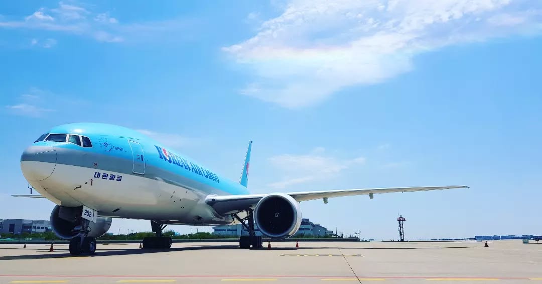 First time ever to spot a rainbow cloud. Quite a cool thing to see.
It fits in nicely with out slogan and logo "From ground to sky, we've got you covered." 😀
Stunning day today here in South Korea.
#rainbowcloud #infinitejetkorea #planexecution #planespotters #groundhandling #airportlife