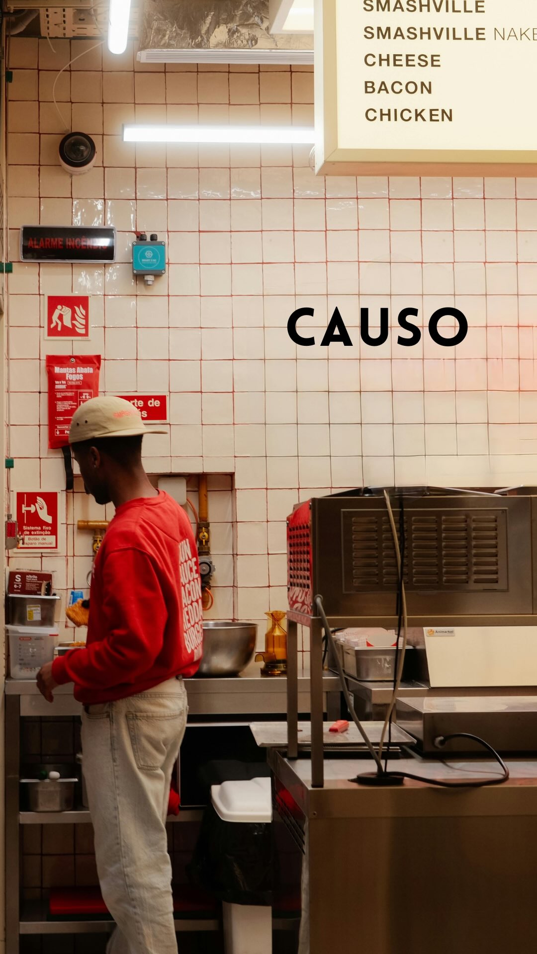 🍔 Deixa eu te contar um causo… A hamburgueria tinha pista fria, tinha planilha, tinha movimento. Mas no meio do atendimento… os alimentos estavam a 22°C 😬
E ninguém achou que precisava avisar.
Alface, tomate, cebola, picles e molhos são alimentos prontos para consumo e, quando refrigerados e expostos, precisam ter a temperatura controlada - do equipamento e do alimento.
🧊 O ideal é manter até 5°C.
⏱️ O critério de tempo × temperatura existe na etapa de distribuição, quando não há manutenção contínua da refrigeração, com tempo limitado e descarte obrigatório ao final.
Segurança dos alimentos não é detalhe, é processo. E processo precisa funcionar na prática, não só na planilha.
#consultoria #consultoriadealimentos #alimentos #restaurantes #causos