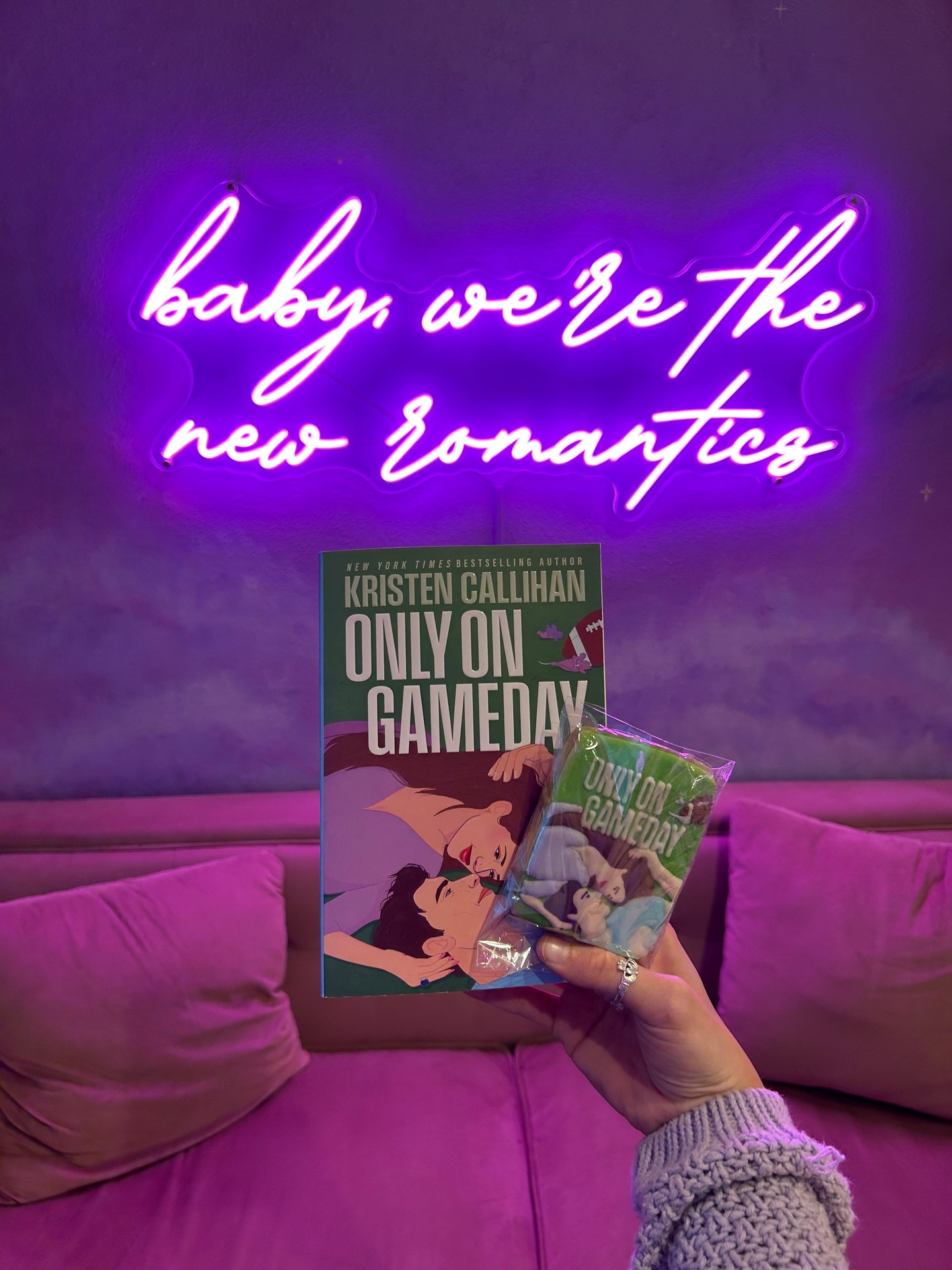 Throwback to when we celebrated Only On Gameday with @thenewromanticsbooks and they brought these incredible cookies to match! 😍😍