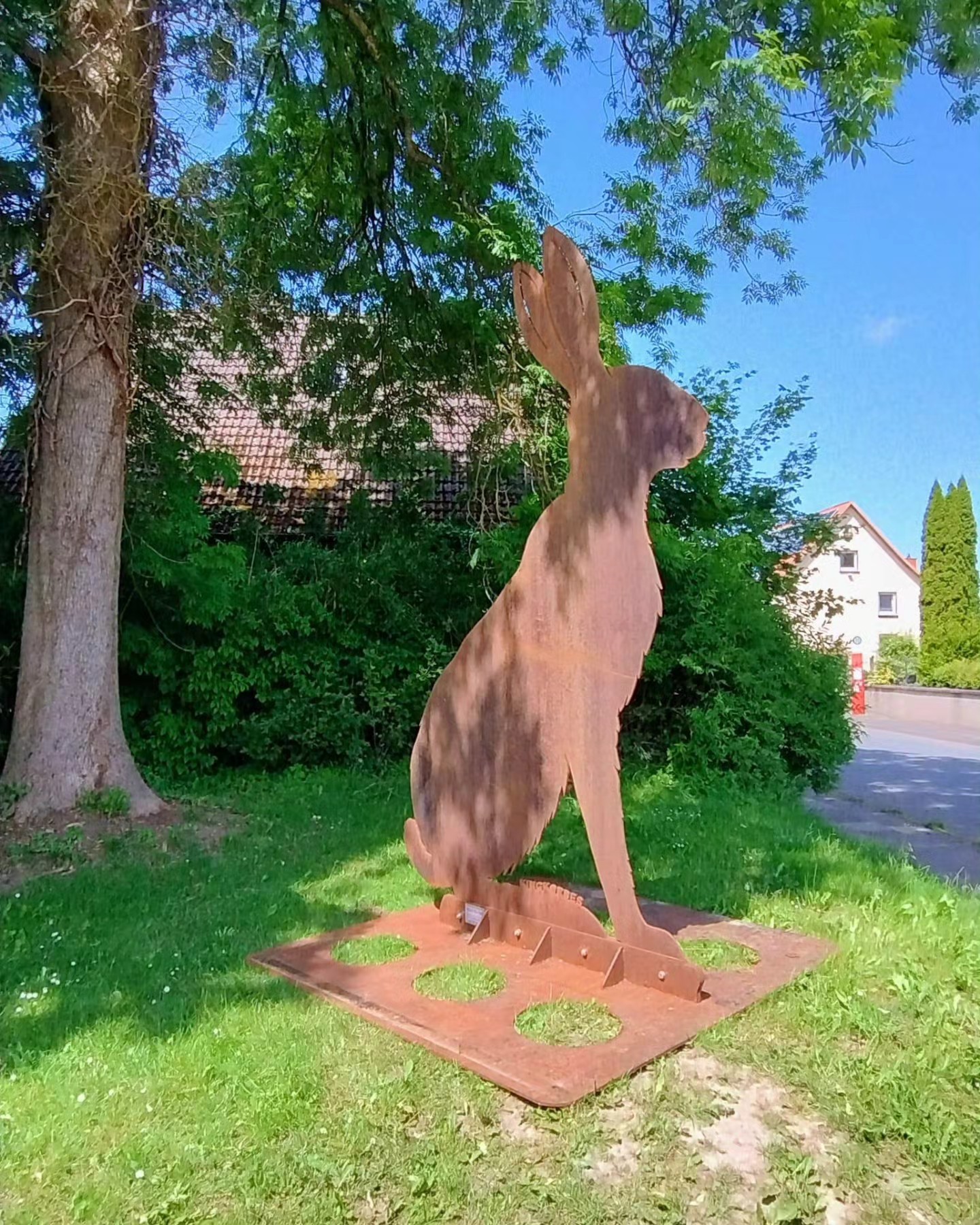 Nachdem die Ausstellung "Stahlzeit" des Künstlers Hans Kordes aus Veerl im "Park mit Potenzial" ( ggü. Mittelstrasse 80, Bösingfeld) am 20.7.25 um 14 Uhr im Rahmen der Veranstaltung" Kaffee, Kuchen, Musik und Kunst im Park mit Potenzial" feierlich eröffnet wird, bietet der Heimat- und Verkehrsverein Bösingfeld eine Führung mit interessanten Erläuterungen durch Hans Kordes an. Die Teilnahme ist kostenfrei und findet statt am Dienstag, 22.7.25 um 18:30 Uhr im Park mit Potenzial.