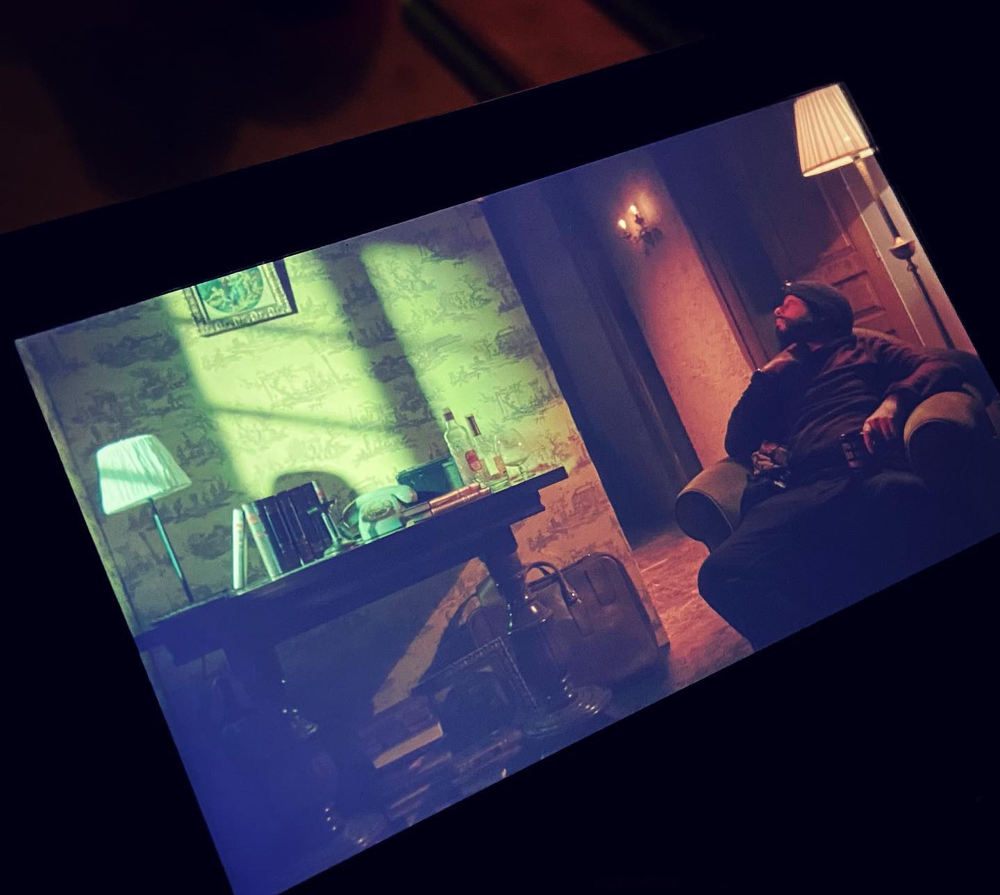 Iluminando unas clases de Metodología de la Iluminación con los recién llegados al Máster de Dirección de Fotografía @escuelaefti_cine gracias a @anagsblanco por@sus decorados en esta clase!! 🥇🥇🥇🥇 #efti #efticine #light #dop #lighting #clase2029 #daniparri