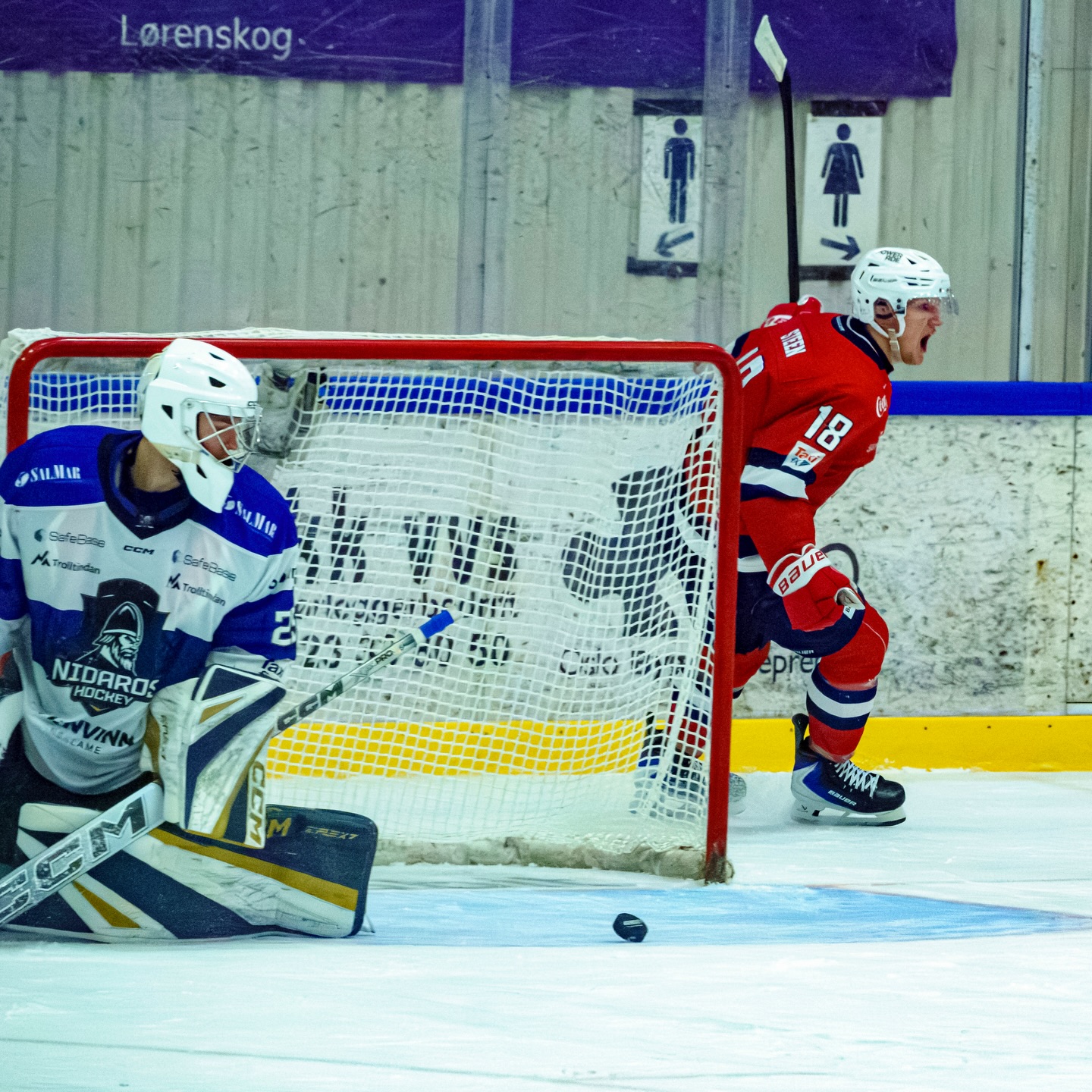 DRAMA I LØRENSKOG ISHALL! 💥 Første kamp i nedrykksfinalen skuffet ikke. @nidaroshockey fikk en drømmestart og ledet 2-0, men store utvisninger snudde kampbildet på hodet. @lorenskogik_elite straffet gjestene med tre strake powerplay-mål på under syv minutter, før Theodor Steen-Gulbrandsen avgjorde det hele med en magisk kontring og skudd oppe i «nøtta»🚨
Keeper Isak Mantler og hjemmelaget holdt unna i sluttsekundene da Nidaros spilte seks mot fire. Lørenskog tar dermed første stikk 4-3 i best av syv-serien!
Les hele kampreferatet, se analysen av overtallet og alle reaksjonene på hockey4you.no 🏒
#2hockey #hockey4you #norskishockey #norskhockey #ehl