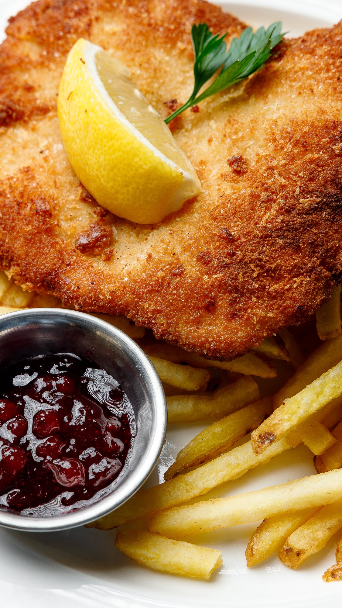 Manche Gerichte brauchen keine Bühne.
Nur einen Teller.
Und einen Platz, an dem man gerne sitzt.
Goldgelb gebraten.
Ganz traditionell serviert.
Ein Stück Zuhause mitten in Karlsruhe.
#ludwigs #karlsruheswohnzimmer #50jahreludwigs #traditionundzukunft #genusskultur