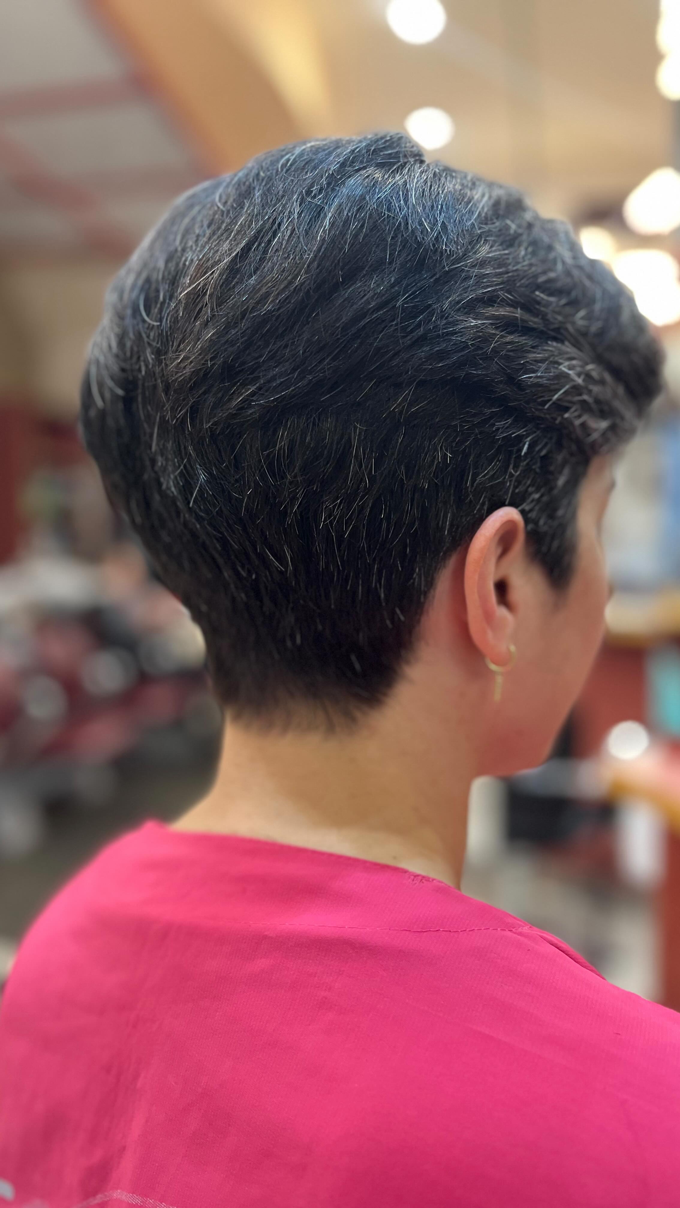 Un pixie imprescindible a las puertas de una ansiada primavera 🪮
Este fin de semana en la alfombra roja de los Goya 2026 destacaron claramente los cortes con personalidad. Los pixie y los bob fueron protagonistas, demostrando que los estilos cortos siguen marcando tendencia: elegantes, versátiles y muy favorecedores.
El pixie aporta frescura y carácter, mientras que el bob ofrece equilibrio y sofisticación. Dos opciones que vimos brillar en el evento y que esta temporada prometen ser de los looks más solicitados.
#castellanoimagen #peluqueriasevilla #pixicut #tendencias2026 #cambiodelook