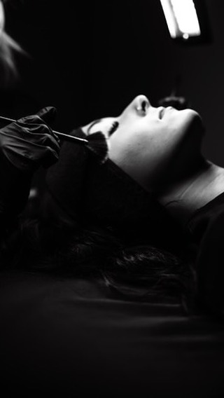 You are not flawed.
Women are so hard on themselves. As women we tend to zoom in on every millimeter. Every perceived flaw. Every tiny “imperfection” no one else even sees.
The truth? Most of what you’re criticizing about yourself isn’t real. It’s just the story you’re telling yourself.
You don’t need to apologize for your face. Your body. Your confidence. Your presence.
You’re allowed to take up space. And your brows are probably fine. 🖤