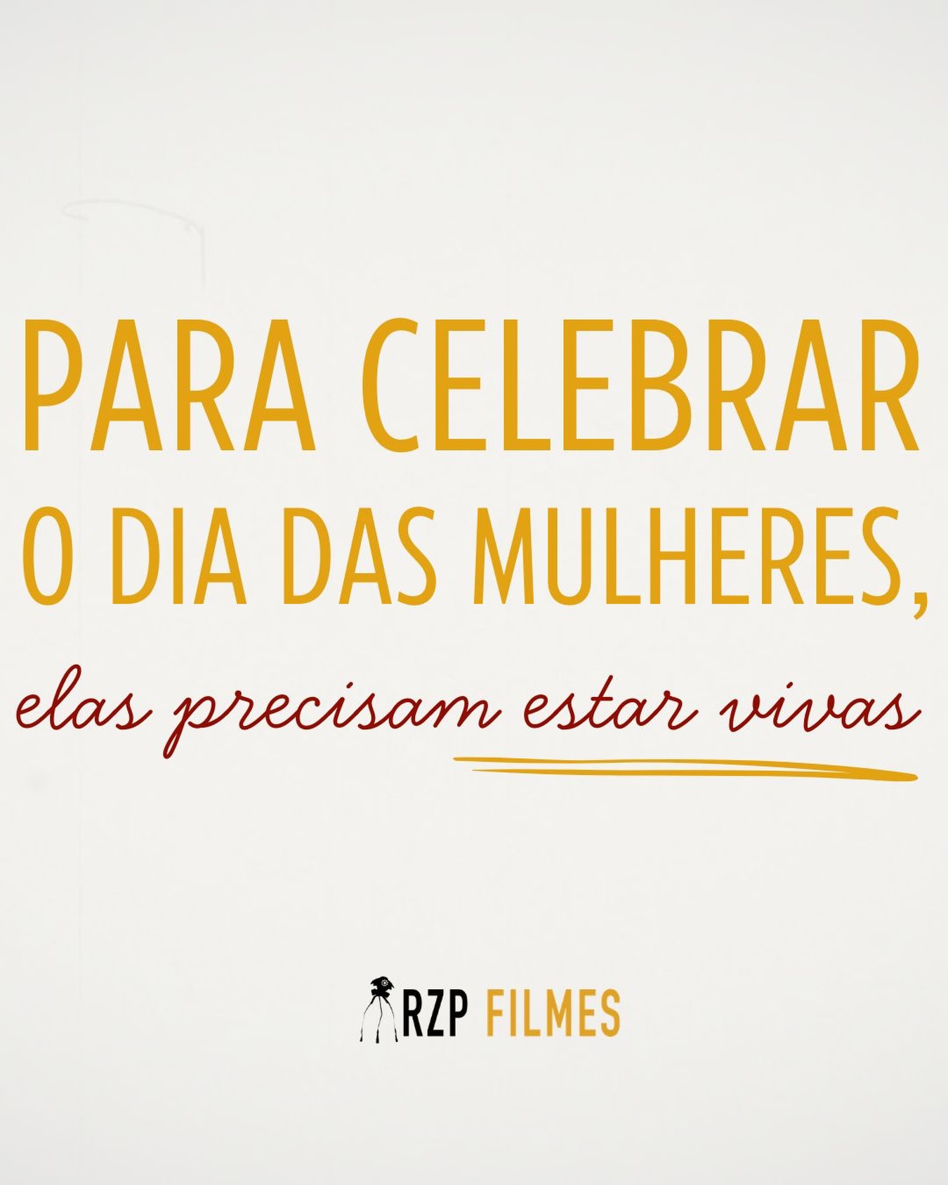 Antes de desejar flores, homenagens ou mensagens bonitas, é importante lembrar de algo essencial: para celebrar este dia, as mulheres precisam estar vivas!
O feminicídio e a violência contra mulheres estão em constante crescente no Brasil. Por isso, esta data precisa ser um momento de consciência, respeito e responsabilidade coletiva.
Respeito começa em casa, nas relações afetivas, nas amizades e também nos ambientes de trabalho. Combater a violência contra mulheres é um compromisso de toda a sociedade.
Cada atitude conta: ouvir, apoiar, denunciar e não se calar diante de qualquer forma de agressão.
Que todas as mulheres possam viver com dignidade, segurança e liberdade.
📞 Canais de apoio e denúncia no Brasil:
• 180 - Central de Atendimento à Mulher (24h, gratuito e sigiloso)
• 190 - Polícia Militar (em caso de emergência)
• 197 - Polícia Civil
• 156 - serviços municipais em diversas cidades
• Disque 100 - Direitos Humanos
Se você ou alguém que você conhece está em situação de violência, procure ajuda. Você não está sozinha.
Neste 8 de março, que o compromisso de proteger e respeitar todas as mulheres seja permanente.
#DiaDasMulheres #BastaDeViolência #FeminicídioNão #RespeitoÀsMulheres #180