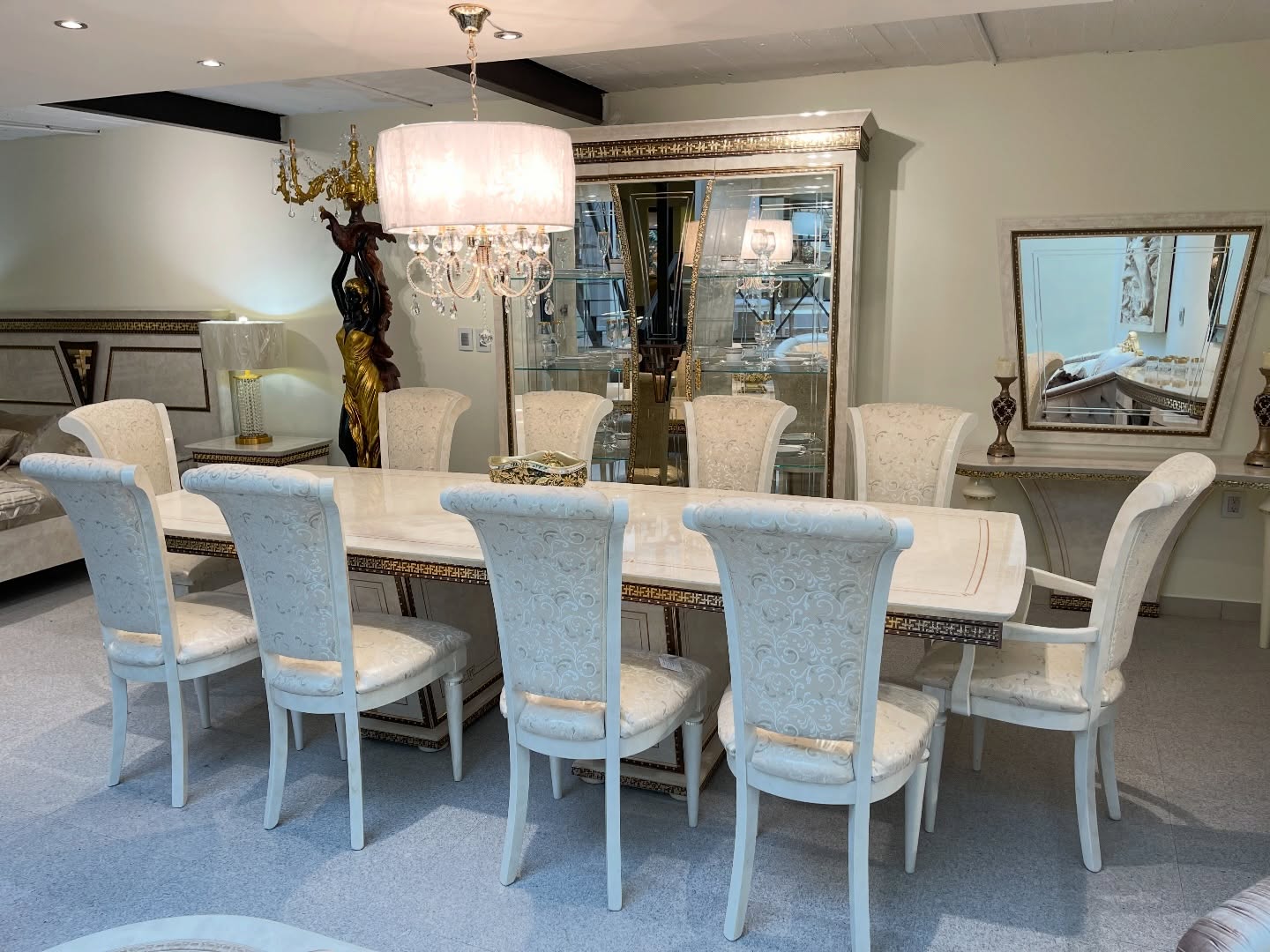 Comedor Colección Fantasía | Disponible para 6-8 o 10 personas. Entrega inmediata!!
🌐 https://www.dortizmuebles.com
📲 https://wa.me/523314096151
TE ESPERAMOS EN NUESTRAS SUCURSALES:
📌SUCURSAL ZAPOPAN
Av. Patria No. 603 Esquina Aldous Huxley
Colonia Jardines Universidad
Zapopan, Jalisco México.
Cel Ventas 33 2612 1670
📌SUCURSAL NAUCALPAN
Periférico Blvd. Manuel Avila Camacho No.550
Naucalpan de Juárez, Edo Mex.
Cel Ventas 55 6086 6314
#dortizmuebles #mueblesdeitalia #mueblesimportados #mueblesitalianos #mueblesitalia