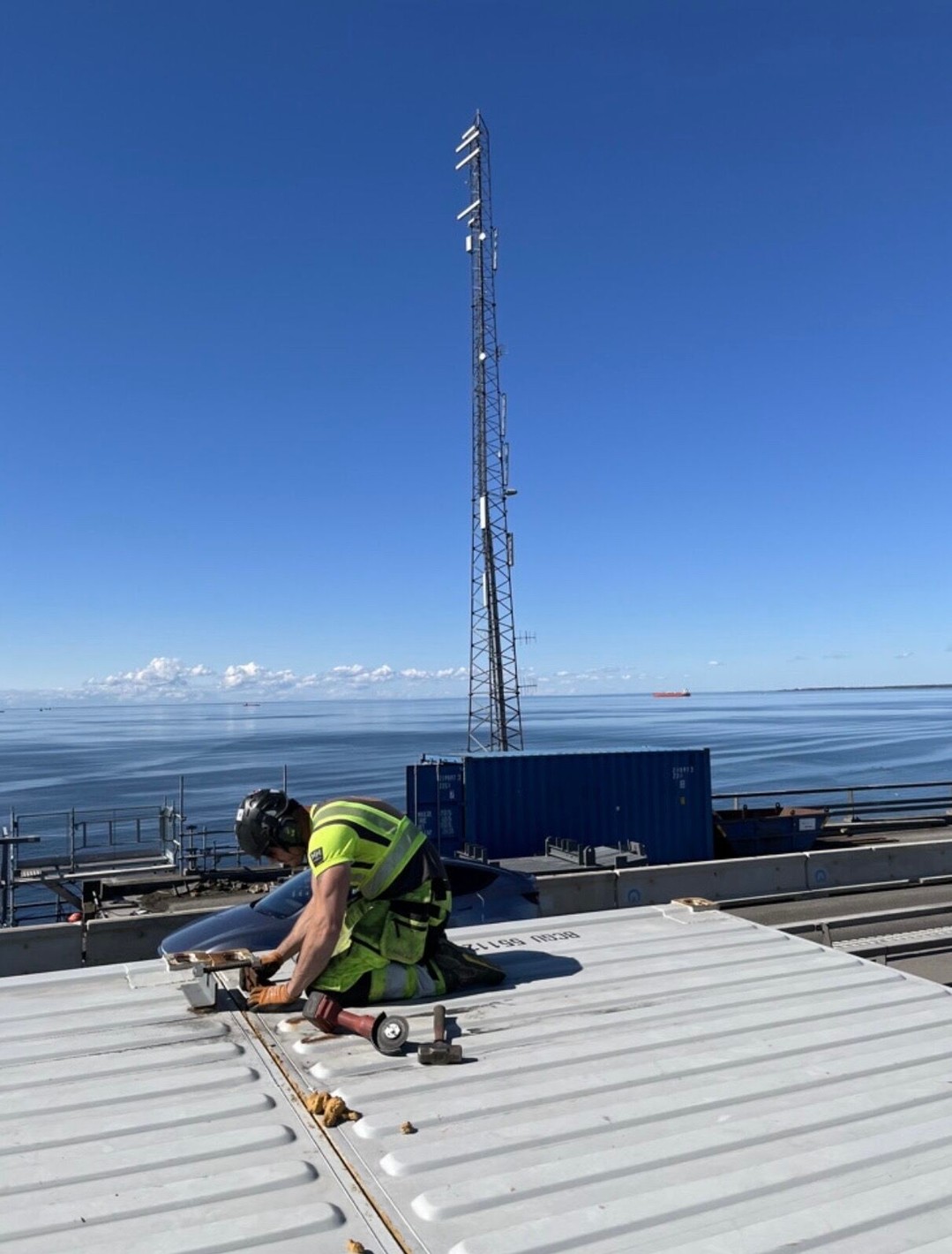Fredag, solen skiner och humöret är på topp – men idag har vi faktiskt något ännu bättre att dela… en nyhet med riktig wow-faktor ☀️😎
Brolänk har tillsammans med Maurer SE signerat kontrakt på arbetet med de resterande övergångskonstruktionerna på Öresundsbron 🌉🤝🏼
Maurer är en riktig gigant i branschen globalt, och att de ser Brolänk som en självklar partner i det här arbetet är något vi är både stolta över och väldigt hedrade av.
Förra året fick vi chansen att ge oss på den första av övergångskonstruktionerna. Den verkade tåla oss rätt bra – för nu ser vi fram emot att ta oss an resten också. En efter en, hela vägen fram till 2031 💪🏼😉
Sedan vårt ramavtal med Öresundsbron startade vid årsskiftet har samarbetet rullat på riktigt fint, och vi ser fram emot många kommande höstar på bron. Man kan ju säga att det finns sämre arbetsplatser… “office with a view” får ändå anses uppfyllt här 👀
Stort tack till alla på Brolänk – ett riktigt starkt team som gör att vi kan vara med i projekt som detta. Mycket kompetens, bra samarbete och… ja, en hel del kaffe ☕️
Och eftersom det är fredag, solen skiner och vi just säkrat många höstar framöver… då känns det helt rimligt att fira lite. För livet blir trots allt mycket roligare när man firar framgångar längs vägen 🥳
Trevlig helg från oss på Brolänk! 🌼
#öresundsbron #ramavtal #brolänk #tillsammans