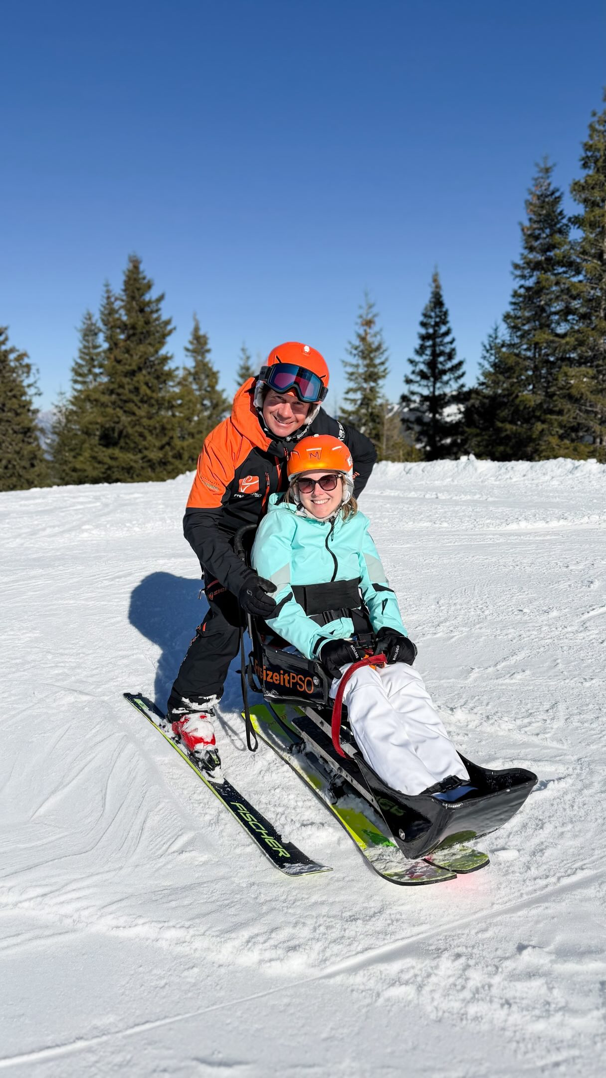 Einmal kurz die komplette Kontrolle abgeben / Anzeige
Ich hab das so genießen können! 🥰 Und bin so dankbar, dass solch erfahrene Begleiter von @freizeitpso Ski fahren für jeden ermöglichen. Egal ob körperliche oder geistige Behinderung. Es gibt auch unterschiedliche Schalen bei dem der komplette Körper mit Kopf gestützt wird, sodass so viele Menschen wie möglich dieses Gefühl erleben können.
Wenn ihr die Möglichkeit habt, probiert das unbedingt aus! Das Gefühl ist so einmalig ❣️