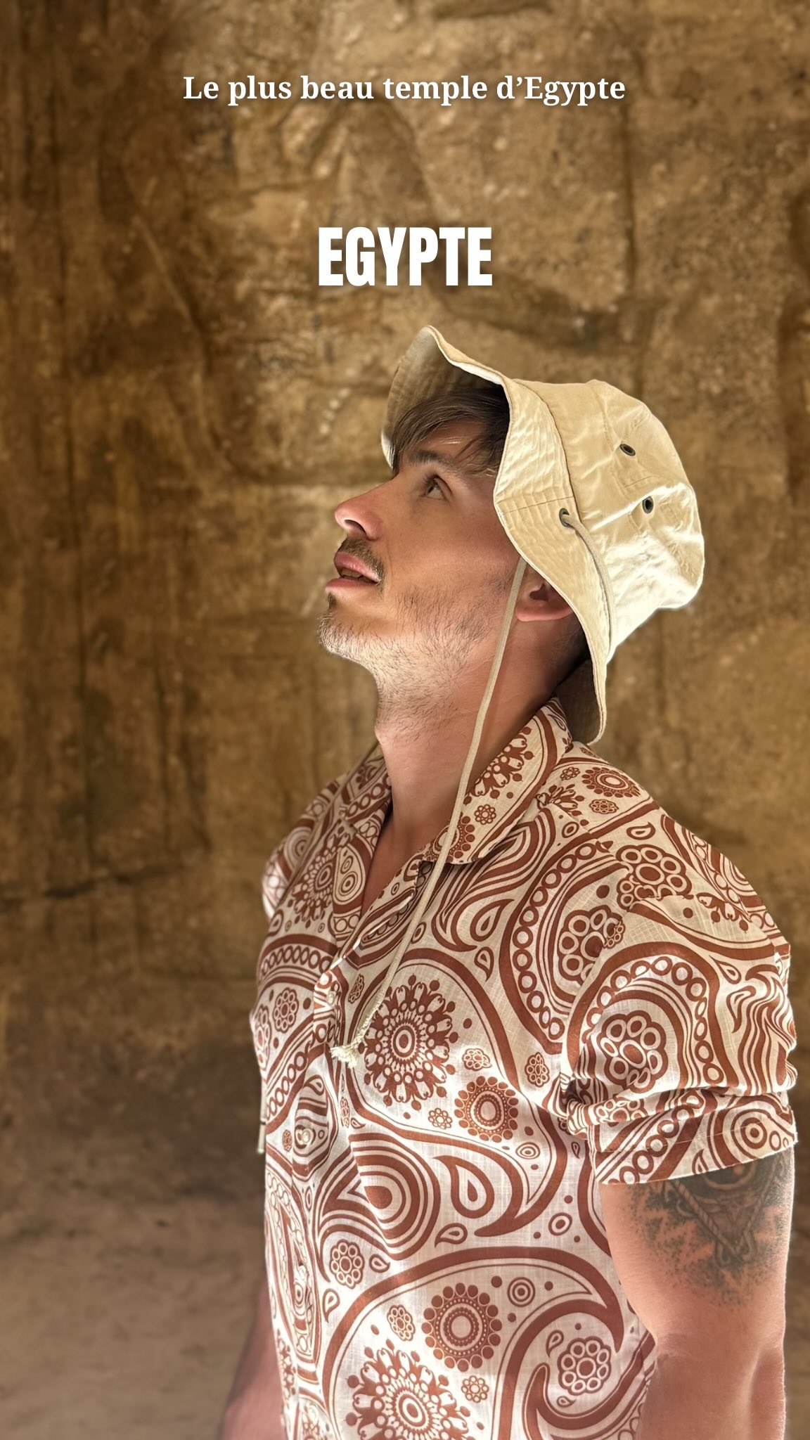 C’est le temple le plus impressionnant d’Égypte 🇪🇬
Mais c’est aussi l’un des endroits les plus compliqués à rejoindre par soi-même 😅
📍 Abou Simbel
Il est situé à un peu plus de 3h d’Assouan, tout au sud du pays, près de la frontière avec le Soudan. La route traverse le désert nubien 🏜️ et elle est sécurisée avec des check-points réguliers. On ne peut pas vraiment y aller n’importe comment ni n’importe quand.
Honnêtement, niveau logistique, ce n’est pas le site le plus simple à organiser seul.
Nous, on a eu la chance de l’explorer avec @getyourguide @getyourguidecommunity 🤎
👉 Notre astuce :
Choisir un départ à 8h30 d’Assouan pour arriver vers 11h30 / 12h.
C’est exactement le moment où les gros cars et les excursions parties à l’aube commencent à repartir 🚍
Résultat : beaucoup moins de monde, une ambiance plus calme… et le temple presque pour nous ✨
Oui, il fait très chaud à cette heure-là ☀️
Mais clairement, ça vaut le coup pour profiter du site sans la foule.
🤎 Rejoins @pretadecoller pour plus d’infos, conseils et astuces voyage
Et retrouve tous nos tops Égypte en story à la une.
*collaboration commerciale, activité offerte
#getyourguide #getyourguidecommunity #abousimbel #egypte #temple