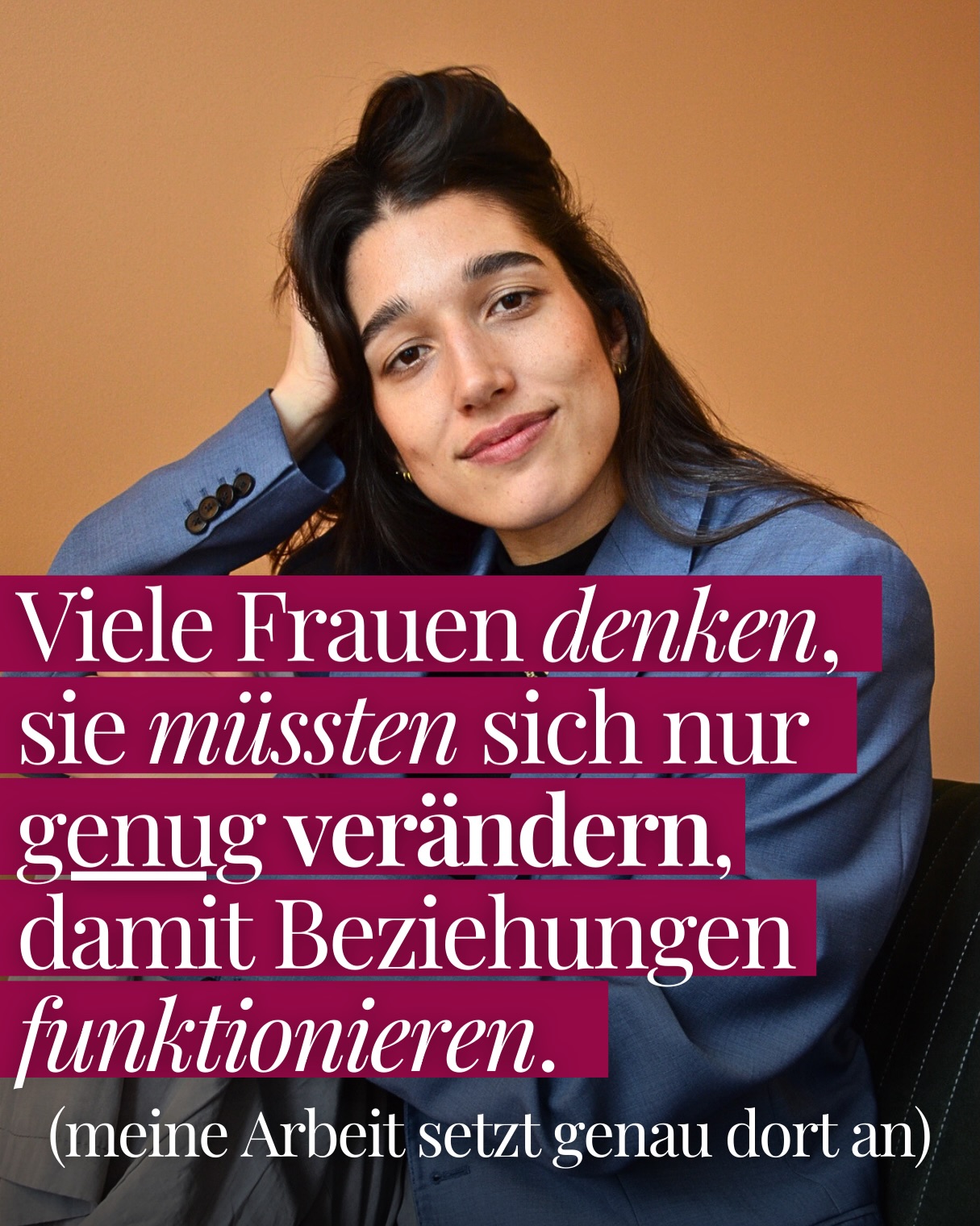 Wenn du neu hier bist: Willkommen 🫰🏽
Viele Frauen, mit denen ich arbeite,
haben früh gelernt, Beziehungen zu sichern.
Konflikte vermeiden. Harmonie halten.
Verantwortung übernehmen.
Und irgendwann entsteht die Idee:
Ich muss mich nur genug verändern, damit ich endlich dran bin.
Mehr reflektieren.
Mehr verstehen.
Mehr an mir arbeiten.
Aber kaum ein Beziehungsmuster entsteht im Kopf.
Sie entstehen durch unsere Beziehungserfahrungen und dadurch, wie unser Nervensystem gelernt hat,
auf Beziehung zu reagieren.
Deshalb arbeite ich körperorientiert.
Weil Veränderung dort beginnt,
wo wir wieder lernen, bei uns zu bleiben
- auch im Kontakt mit anderen.
Aurora
📸 @nachtundnele xx