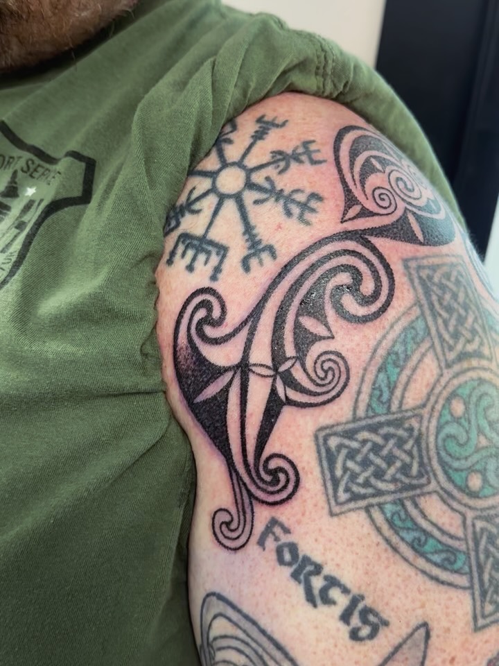 Created some La Tène style filler for the loveliest client (other tattoos not by myself).
-
Míle buíochas!
-
#triplegoddesstattoos #latene #dotworktattoo #celtictattoo #irishtattoo