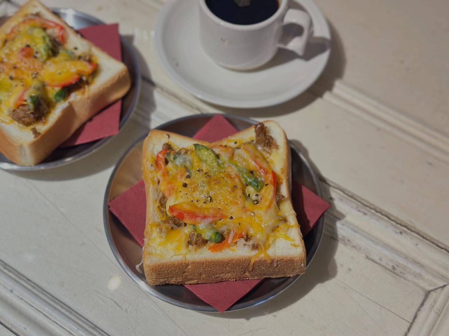 
〜プルドポーク・トースト〜
ファルベランチに新メニューが登場しました。
低温でじっくり長時間蒸し煮にした自家製プルドポークは、
ほろほろとほどけるやわらかさ。
ピリリと効いたスパイスが食欲をそそります。
季節の野菜と一緒に、分厚いトーストの上にたっぷりのせました。お口いっぱいに旨味広がる、一皿で満足感たっぷりのボリュームランチです。
フォークとナイフで、どうぞお召し上がりください💁♀️
単品¥1,100
ドリンクセット¥1,600
※3/13から提供開始予定
—————————————
〜月光荘ファルベ 生演奏の夕べ🎻〜
▪日付:2026年3月1日(日)21日(土)29日(日)
▪時間:①15:00〜②16:00〜
▪参加費:ワンドリンクオーダー
紅茶とスコーンを頬張りながら贅沢な生演奏BGMが月光荘ファルベで奏でられます。
毎回変わる演奏家たちへ、美しい音色に感謝を込めて、お帰りの際お渡しする封筒にチップをそっと入れていただければ全額演奏家へ渡ります。絵の具工場で過ごす、優雅な午後を。
📯月光荘ファルベで生演奏をしてくださる音楽家の方を随時募集しております。HPをご確認のうえ、ご興味ございましたらぜひご連絡くださいませ。
〜レディースバレエ•ストレッチクラス〜
▪日付:2026年3月22日(日)、28日(土)
▪時間:13:00-14:00
▪参加費:¥1500
▪HPから事前申し込みの上ご参加ください
〜マイカラー・ラボ〜
🌈From 3 basic colors
▪️ファルべの営業日はいつでもご参加できます。
▪️参加費:2,200円(税込)
※予約不要!混雑時はお待ちいただく場合がございます。
月光荘の絵の具工場で実際に使用している顔料とバインダーを使って、参加者自らの手で水彩絵の具を練り上げます。調色表をヒントに、思いのままに顔料を配合して完成したオリジナルカラーには、あなた自身が名付け親となって世界に二つとない色名をつけていただきます。
🌈From 9 colors with a frame
※予約必須
▪️日時: 3/13,14,20,21,27,28
▪時間:13:00-14:30(90分)
▪HPから事前申し込みの上ご参加ください
基本の三原色を含む全9色の顔料から、オリジナルの水彩絵の具を2色制作します。完成した絵の具をプレス技法で色を重ね合わせながら、世界にひとつ、あなた色でつくるアートワークを仕上げます。
〜おえかき缶バッジ💎〜
◾️ファルべの営業日はいつでもご参加できます。
▪️場所:月光荘ファルべ/喫茶スペース
▪️参加費:1,100円(税込)
※予約不要!混雑時はお待ちいただく場合がございます。
たくさんの画材とあなたのアイディアで、描いた作品がいつも身につけられる缶バッジに。
マイカラーラボでお作りいただいた水彩絵の具を使うのもおすすめです!
〜🍿フライデーシアター〜
◾️毎週金曜日
▪️場所:月光荘ファルべ/喫茶スペース
▪️¥ワンドリンクオーダー
毎週金曜日、ファルベは「街の映画館」に変わります。パブリックドメインの懐かしの名画からアニメ映画まで、多彩な上映作品をご用意。月光荘ファルベならではの音にこだわった豊かな音響空間で、映画とおしゃべりを肴に、特別な週末の幕開けをどうぞ。
ーーーーーーー
📯月光荘ファルべ📯
埼玉県入間郡三芳町竹間沢324-6
金・土・日 11:00-17:00
※L.O.16:30
※営業日の変更はInstagramにてお知らせします
※最寄駅:東武東上線みずほ台駅
※近くに有料駐車場もございます
※キャッシュレス決済のみ
ーーーーーーー