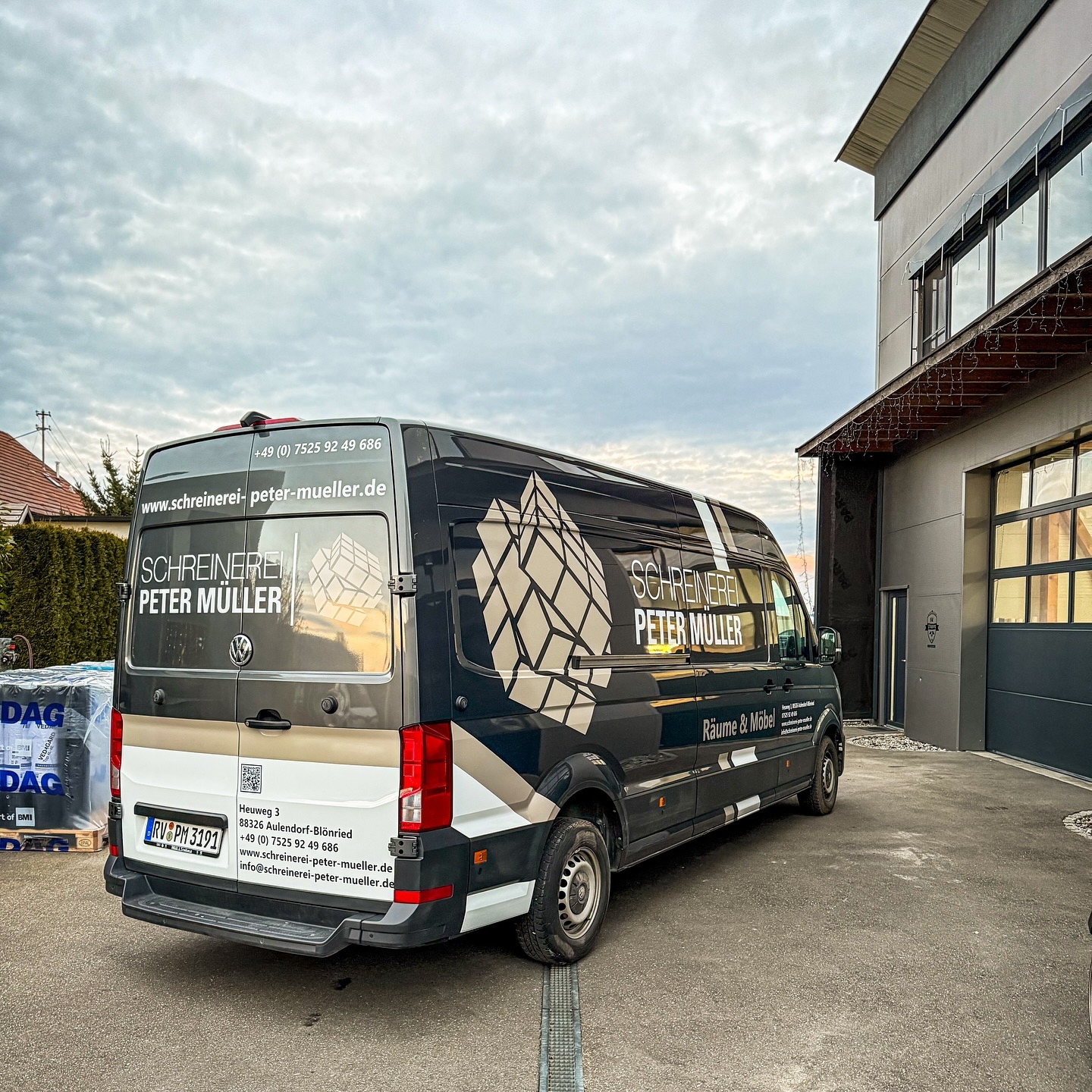 Design ✅ Beschriftung ✅
wir sagen danke an @schreinerei_peter.mueller2008 😁
.
.
.
#pawrapping #carwrapping #wrapping #wrapped #bauen #sanieren #holz #foliert #folierung #holzbau #baustelle #sprinterausbau #vwsprinter #sprinter #crafter #volkswagen #werbetechnik #beschriftung #beschriftung #fahrzeugbeschriftung #firmenbeschriftung #firmenbranding #firmenwerbung #ravensburg #aulendof #biberach #schreiner #baustelle #fahrzeugdesign