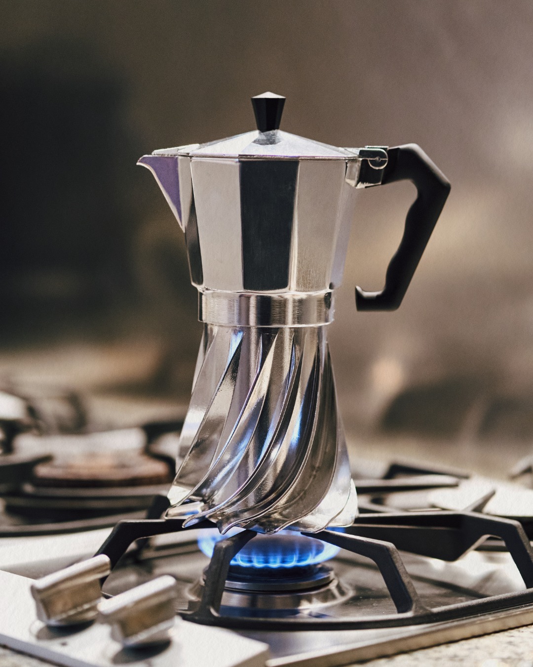 La Turbo Moka a sei tazze raggiunge delle prestazioni termodinamiche viste solo nelle turbine dei jet.
Se la paragoniamo alla moka normale il caffe esce in meno della metà del tempo, 2 minuti e 10 secondi. Turbo moka, un nome una garanzia.
#turbomoka #moka #coffee