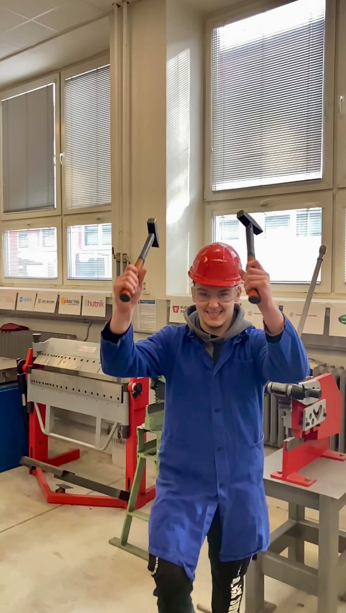 Jistota budoucího zaměstnání, studium plné zážitků či moderní a plně vybavené dílny. Co mají tyto znaky společného? Třeba to, že je nabízí naše elektrotechnické obory: maturitní Automatizované systémy a IT nebo výuční Elektrikář - silnoproud. Je nejvyšší čas se k nám přidat! 🔌