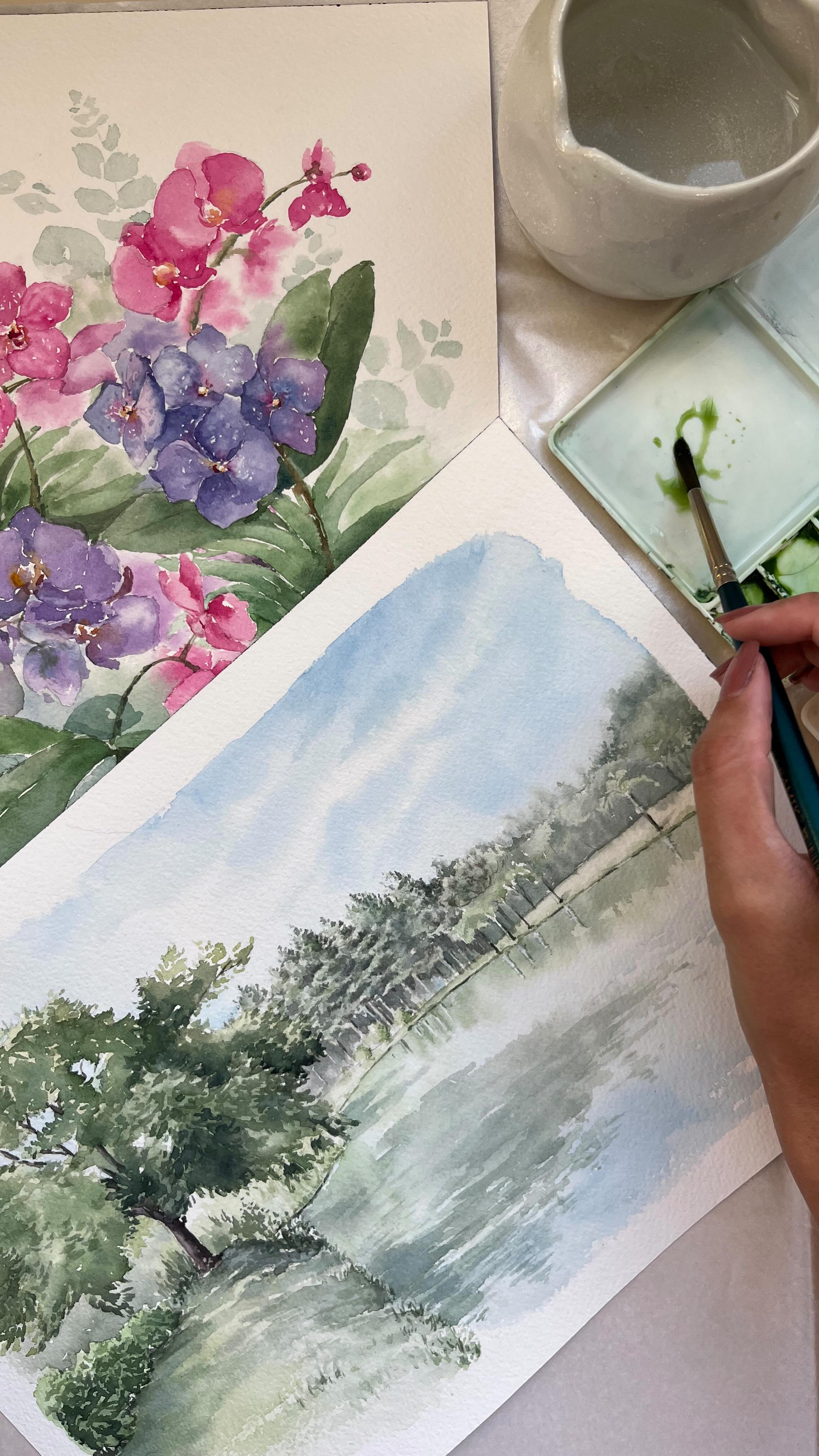 Como aquarelar uma árvore? 👇🏽
Uma das possibilidades é alternar entre úmido sobre úmido e úmido sobre (quase) seco.
Isso ajuda a não deixar a árvore tão carregada, e também possibilita concentrar as pinceladas apenas onde é necessário trazer detalhes e dar forma aos maciços 🌳
Por último, deixo para fazer as conexões dos galhos.
Porém, quando um galho está mais difuso atrás de algum maciço, aproveito a umidade pra fazer algumas linhas no meio do processo.
Ficou com dúvida de algo que eu disse aqui?
Manda mensagem abaixo e compartilha com quem precisa deste conteúdo 🤍