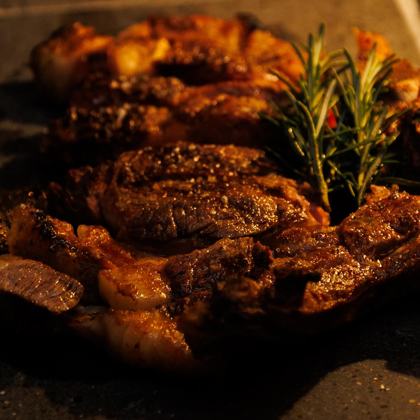 Ogni sera accendiamo il fuoco con la stessa promessa: trasformare la cena in un momento da ricordare.
La nostra proposta All You Can Meat non è un eccesso, ma un percorso.
Un susseguirsi di tagli scelti con cura, cotture calibrate, sapori che evolvono e si completano.
🥩Meat Club
📍Via Bergamo, 40 Curno
📞Info e prenotazioni allo 035 752931 o allo 3392082238