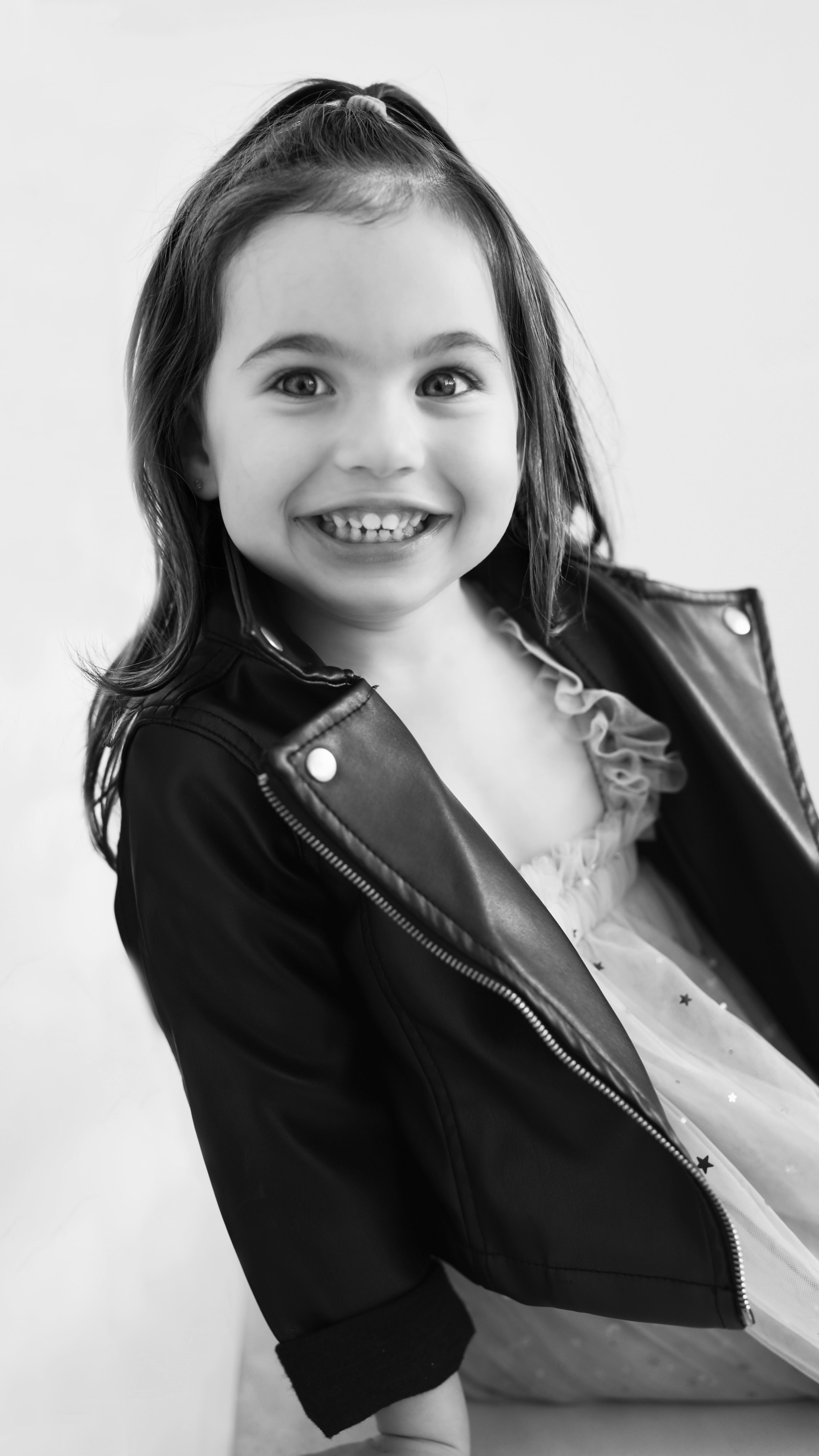 Who says the whole session has to stay bright? A quick pivot in the studio to a white vflat, a change of mood, and suddenly we’re in a whole different vibe. The same set, the same moment… just stripped down to the essentials.
And just like that, we get a whole series of bold, timeless Black & White Icon Portraits. 🖤🤍🔥 #vflat #vflatphotography #vflatworld