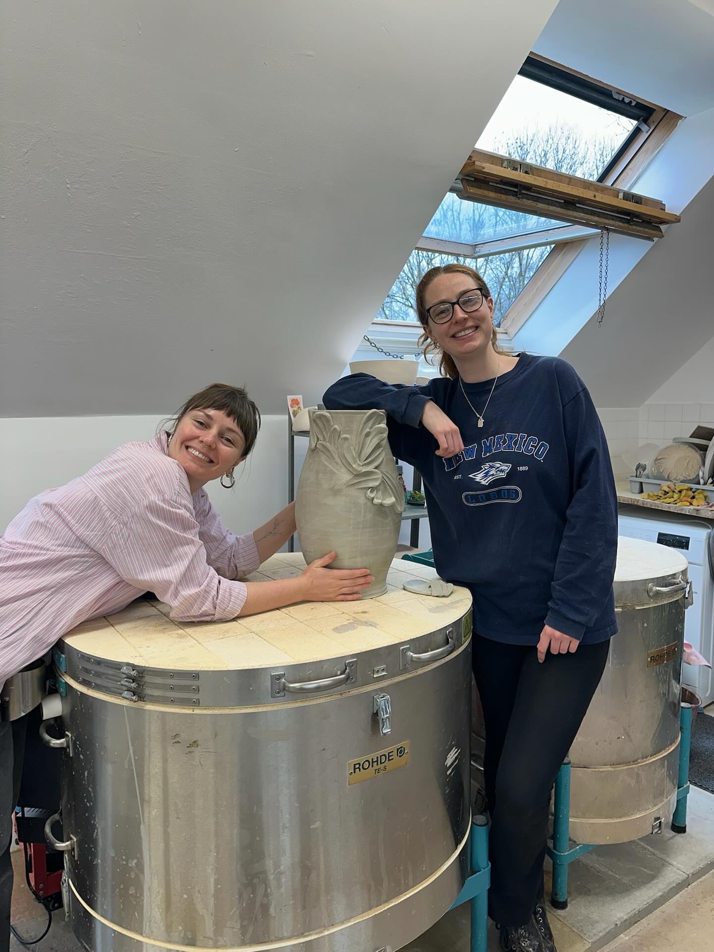 ✨some studio content for your Sunday viewing✨
✨we’ve had a busy start to the year, enjoying our bustling studio with Pottymouth potters new and old✨
✨link in bio for info on how you can get involved. Www.pottymouthworshop.com✨