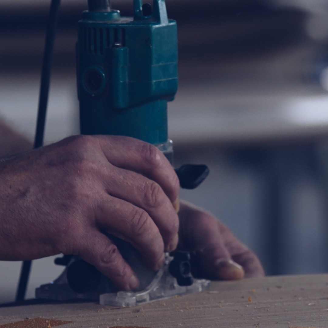 Notre série sur les artisans continue : A 32 ans, Geoffrey dépoussière l’ébénisterie en créant des pièces en bois pour les grandes tables. Il parcourt la France pour vendre ses objets uniques aux grands chefs. Son idée : remplacer la traditionnelle porcelaine par des objets en bois.
#corporate #artisanat #artisan #metiersdart #passion
Réalisatrice : @bransonelodie
Producteur : @franckmorlet et @nicolasbarsikian
Productions : @mts_emilie
