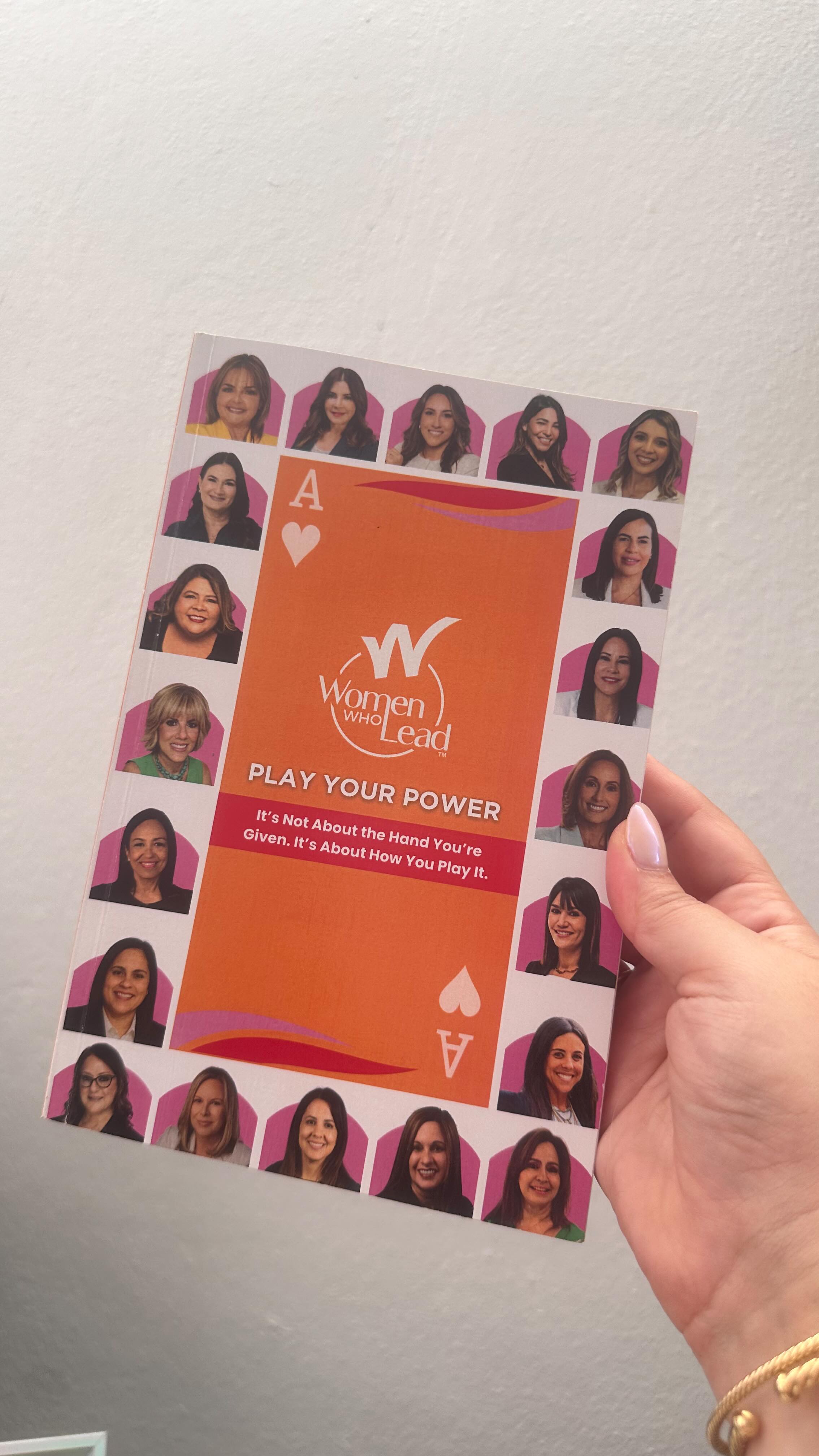 Aprovechando el mes de la mujer para hablar de este libro recomendado para esos #empresariospuertorriqueños que buscan inspiración de mujeres líderes de Puerto Rico 🇵🇷
Gracias @indhicarrod por el obsequio 💜💜
#womenwholead #puertoricoemprende #emprendimiento