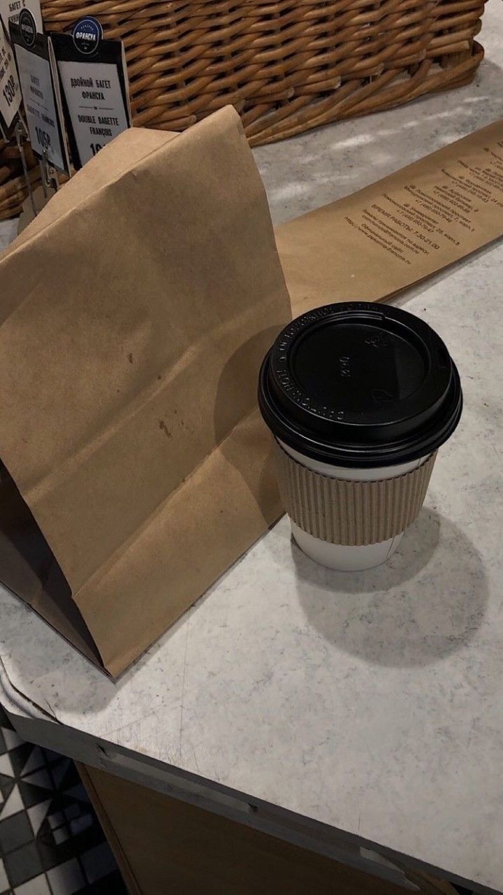 Existe algo bonito em aprender a habitar a própria rotina.
O café antes de sair, o caminho até o consultório, o silêncio antes de começar os atendimentos. Pequenos rituais que, à primeira vista, parecem simples, mas que também são uma forma de se preparar.
Escutar alguém exige presença.
E presença também se constrói nesses intervalos do cotidiano.