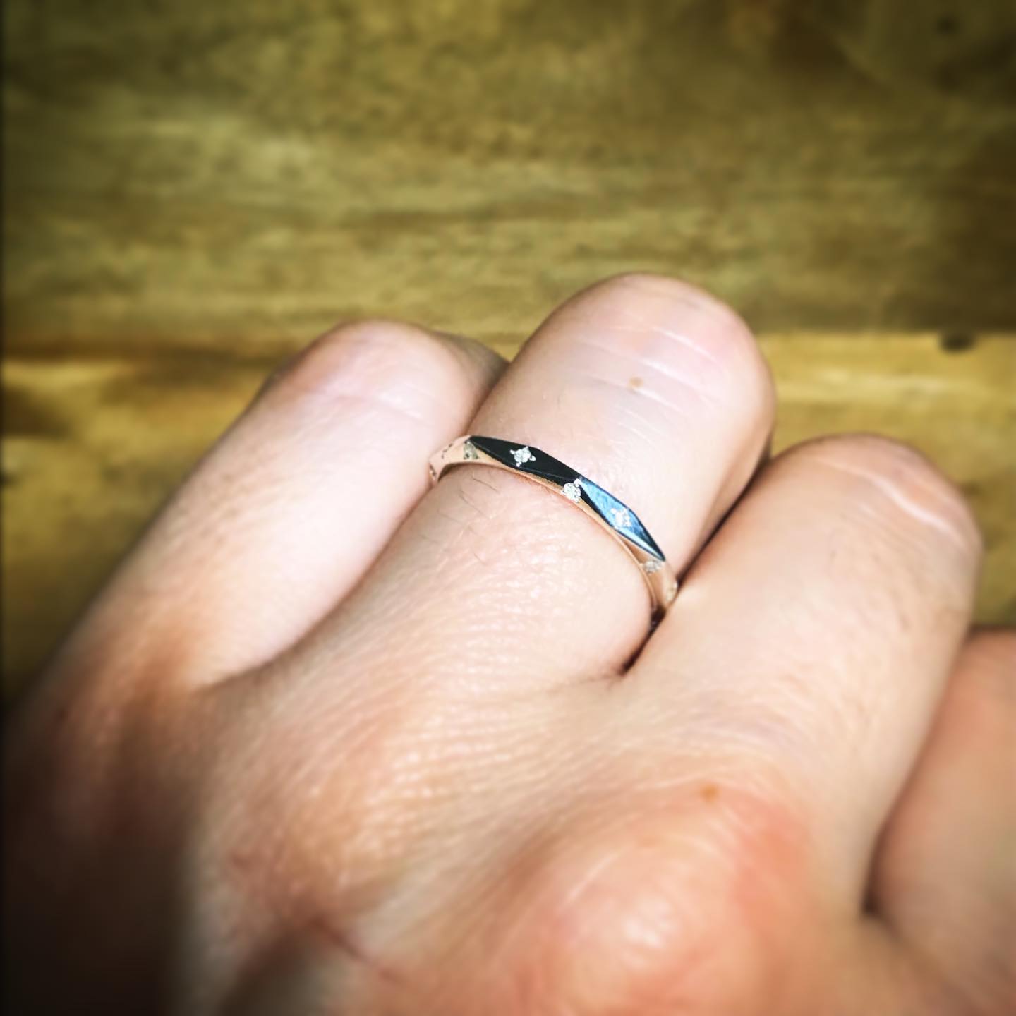 ✨ L'élégance rencontre l'attitude rock'n'roll ✨
Découvrez la nouvelle parure en argent massif : une bague et des boucles d’oreilles aux facettes éclatantes, ornées d'oxydes de zirconium Swarovski étincelants. 💎
Ces créations uniques allient le chic intemporel à une touche audacieuse, parfaites pour exprimer votre personnalité avec style. Laissez la lumière jouer sur chaque facette et révélez votre côté rock avec élégance. 🎸
💎 Élégance intemporelle grâce à la finesse de l'argent massif.
🤘Esprit rock dans chaque détail, parfait pour affirmer votre style avec audace.
Élégance & Rock 🎸 Portés ensemble ou séparément, ces bijoux apportent une touche chic et rebelle à toutes vos tenues. ✨
Disponible dès maintenant ! 🌟
.
.
.
.
.
#artisanat #artisane #bijouxcreateur #handmadejewelry #faitmain #bijoux #loireatlantique #labaule #presquileguerandaise #argent925 #bijouxargent #bijouxartisanaux