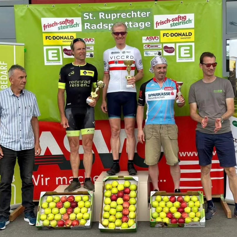 Zum Abschluss des Rennwochenendes in Sankt Ruprecht konnten Wolfgang, @pierlopone und @sprungeheuer in ihren Kriterien jeweils klare Siege feiern und sich dabei jeweils eine der begehrten Apfelsteigen sichern. Die Form für die ÖM nächste Woche scheint zu passen!
.
.
.
#critracing #cyclinglife #podiumshots #lifebehindbars #anappleaday #gofastturnleft #nevernotriding #nevernotracing
