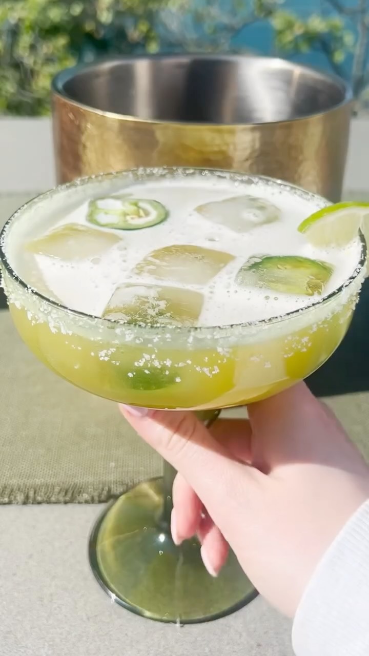 🌵🍹 Grab your crew and unleash your inner mixologist with a DIY margarita bar! Stock up on organic margarita mixes and glassware from @williamssonoma and let the fiesta begin!
Salt the rims, mix your flavors, and craft your perfect pour — just remember, shake the margaritas, not the friendships 😉😂 Cheers to sipping, laughing, and building your margarita your way!
#TheShoppesatCasaPaloma #LetsShoppe #WilliamsSonoma #MargaritaMadness #MixologyMasters