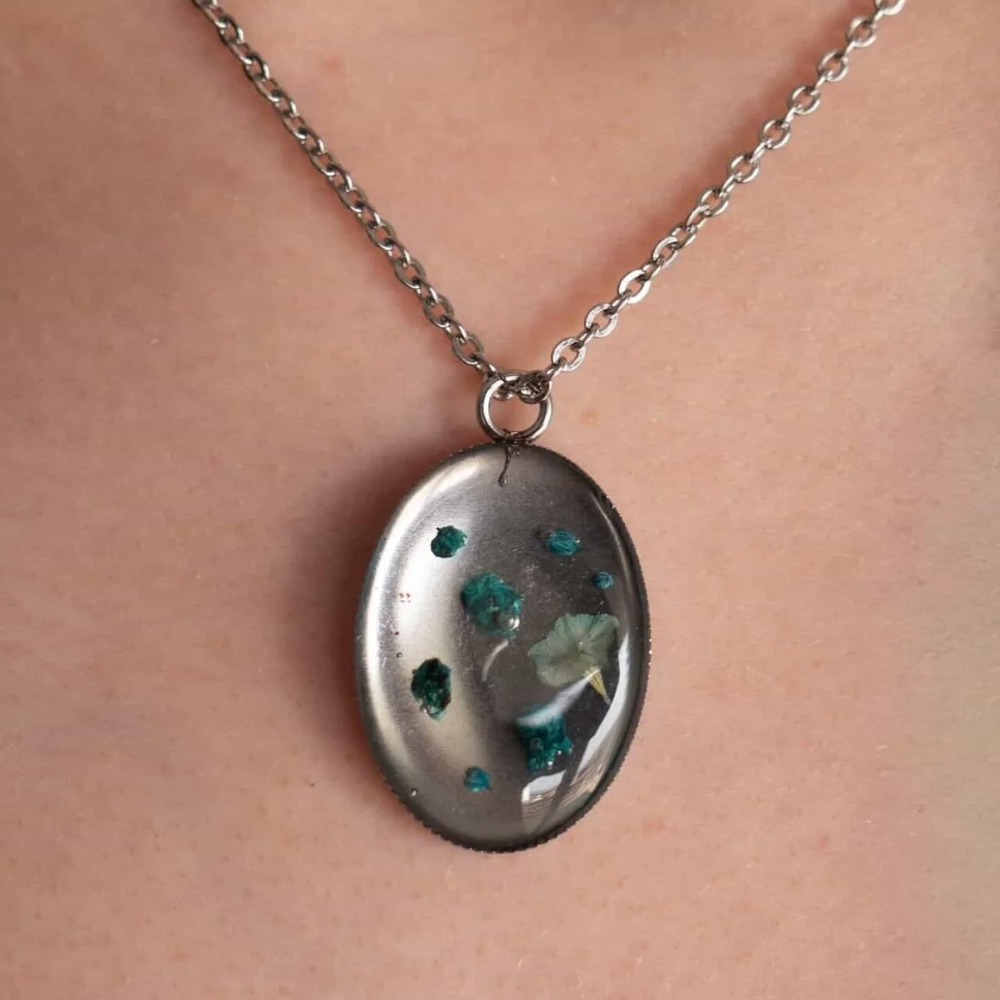🌸 Pendentif en fleur séchée 🌸
Une véritable fleur délicatement préservée pour créer un bijou unique et intemporel.
Chaque pendentif est réalisé à la main avec soin pour garder toute la beauté de la nature.
✨ Une idée cadeau pleine de douceur ou simplement pour se faire plaisir.
💌 Créations personnalisées possibles sur demande.
#fleurssechees #bijoufleur #tainlhermitage #artisan #fleursséchées
