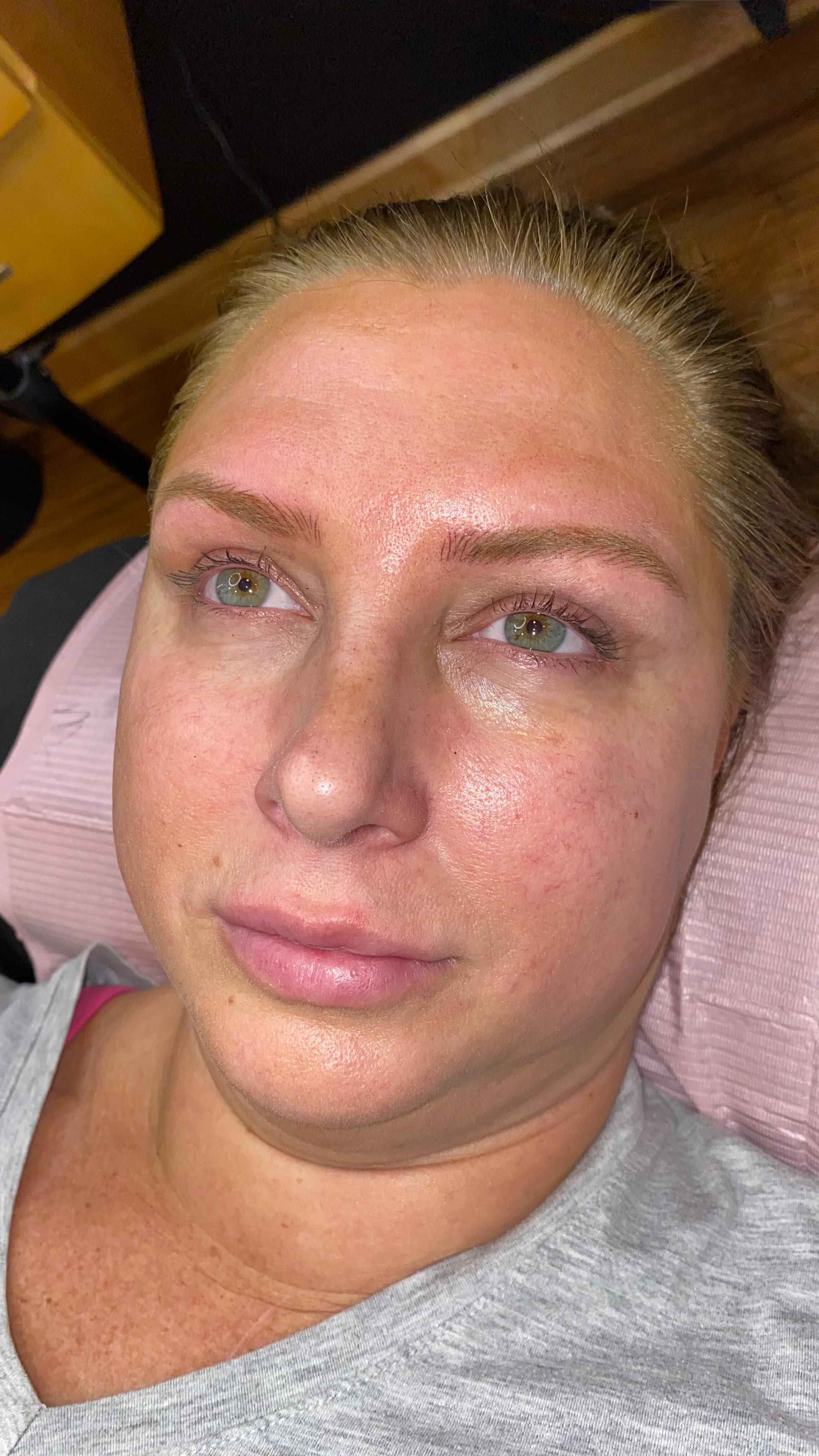 What are the major differences between nano brows and microblading and why are so many pmu artists making the switch? Both will give you the beautiful hairstrokes but Nano brows have less trauma which means less damage to the skin. This means your hair strokes will stay crisp, beautiful and not blur together like traditional microblading hairstrokes. For a consultation send us a dm or visit kemskin.com #kemskin #oxfordvalleymall #brows #nanobrows #microblading